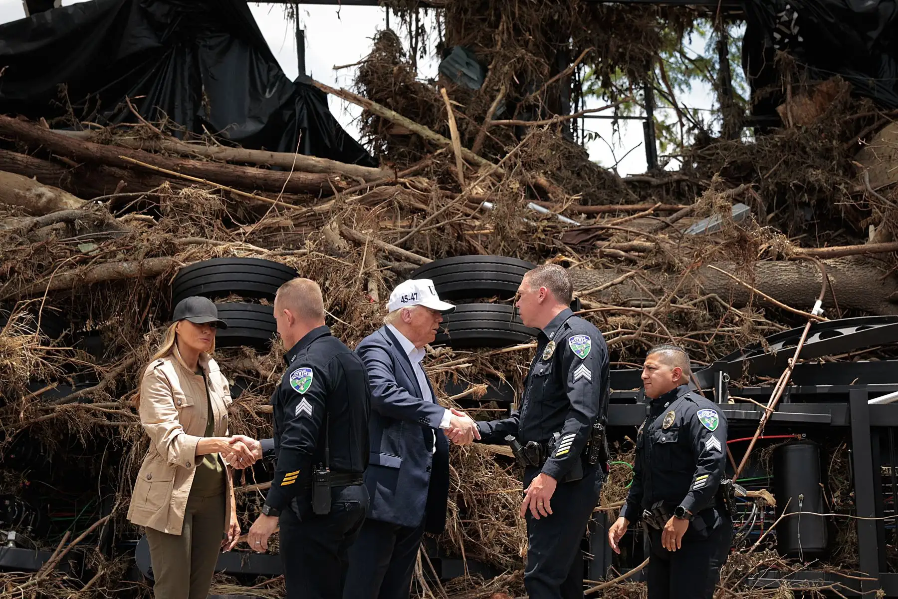 Trump viajó a Texas una semana después de que las inundaciones repentinas del río Guadalupe arrasaran ciudades, parques de casas móviles y campamentos de verano, causando la muerte de 120 personas. Noventa y seis de las víctimas fatales se encontraban en el condado de Kerr, donde la cifra incluye al menos a 36 niños. Foto: AFP