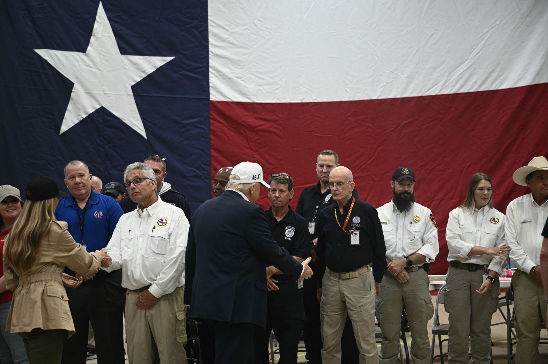 El presidente de Estados Unidos, Donald Trump, y la primera dama, Melania Trump, estrechan la mano de los trabajadores de emergencia después de una mesa redonda con funcionarios locales y personal de primera respuesta en el Happy State Bank Expo Hall en Kerrville, Texas. AFP