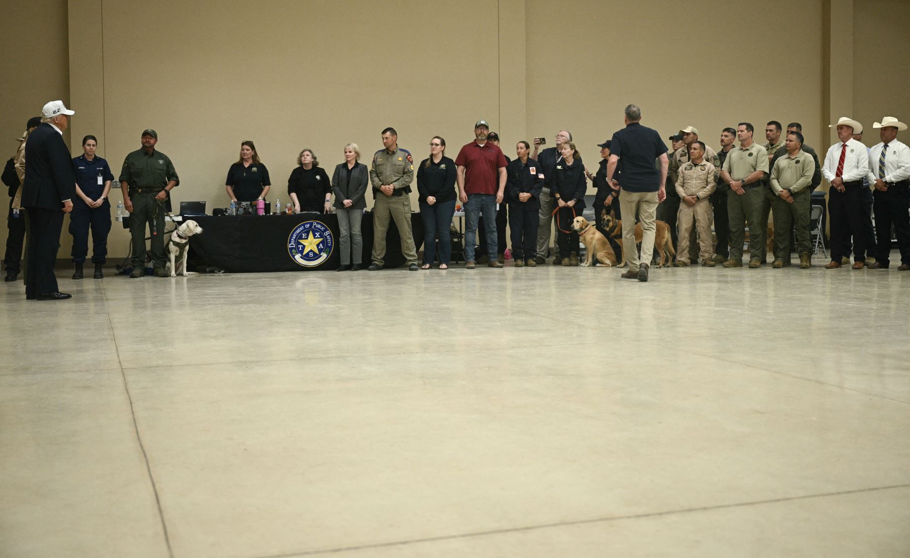 El presidente de los Estados Unidos, Donald Trump y la primera dama Melania Trump  se reúnen con los asistentes después de una mesa redonda con funcionarios locales y socorristas en el Happy State Bank Expo Hall en Kerrville, Texas. AFP
