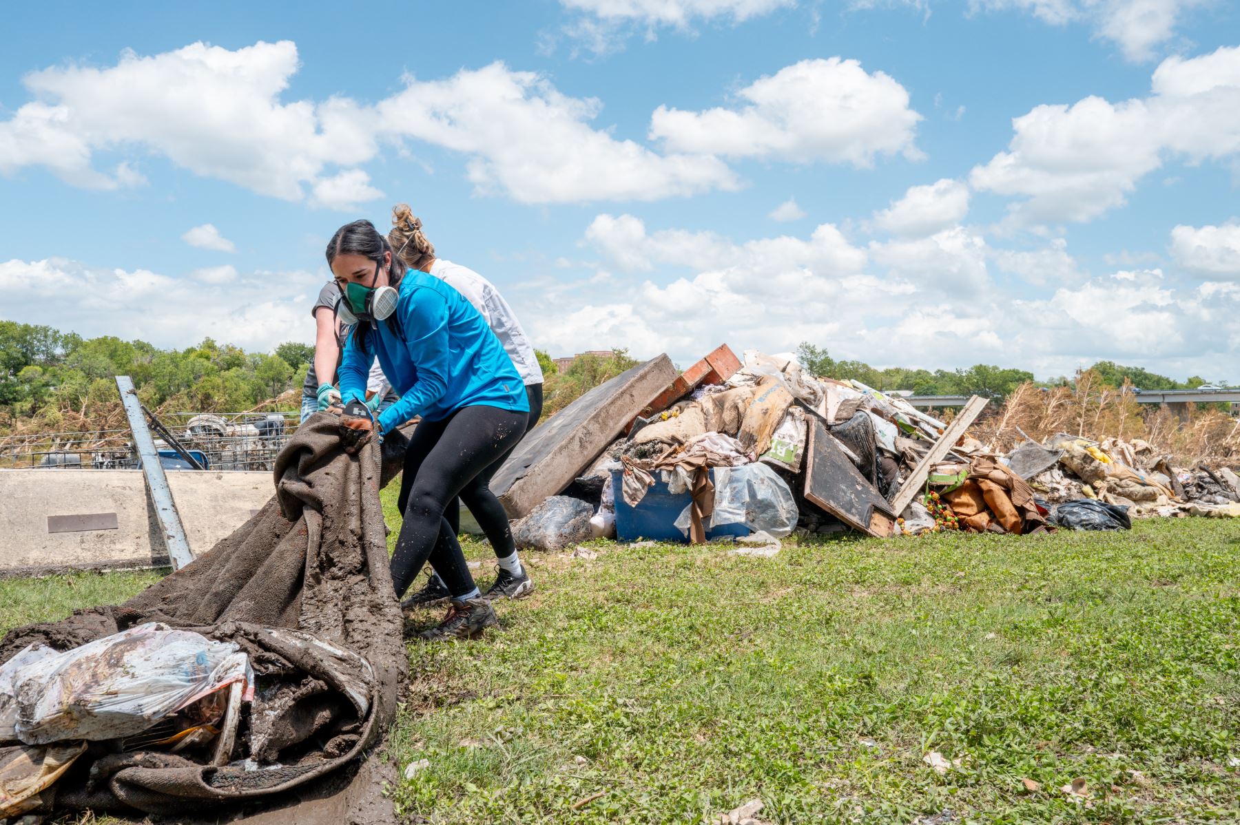 Voluntarios del bufete Gamez trabajan para retirar pertenencias dañadas de una propiedad en Kerrville, Texas. Más de 120 personas han muerto y más de 160 siguen desaparecidas después de que las células de tormenta se detuvieran en la región de Texas Hill Country, dejando casi 38 cm de lluvia y provocando una crecida de 6,7 metros en el río Guadalupe. AFP