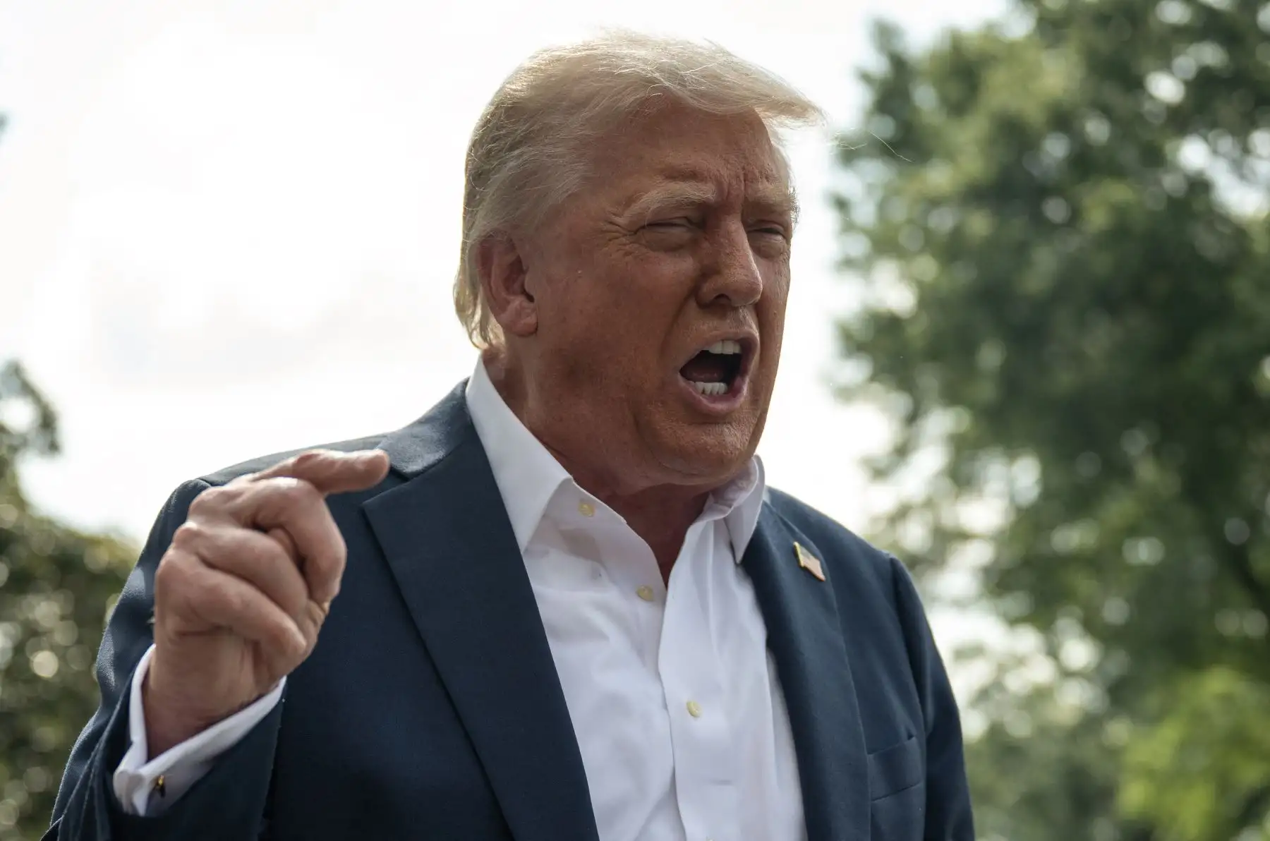 Trump habla con la prensa antes de abordar el Marine One en el jardín sur de la Casa Blanca en Washington, DC. Trump se dirige a Texas para recorrer las áreas devastadas por las inundaciones repentinas durante el fin de semana del 4 de julio que dejaron al menos 120 personas muertas y 170 aún desaparecidas.