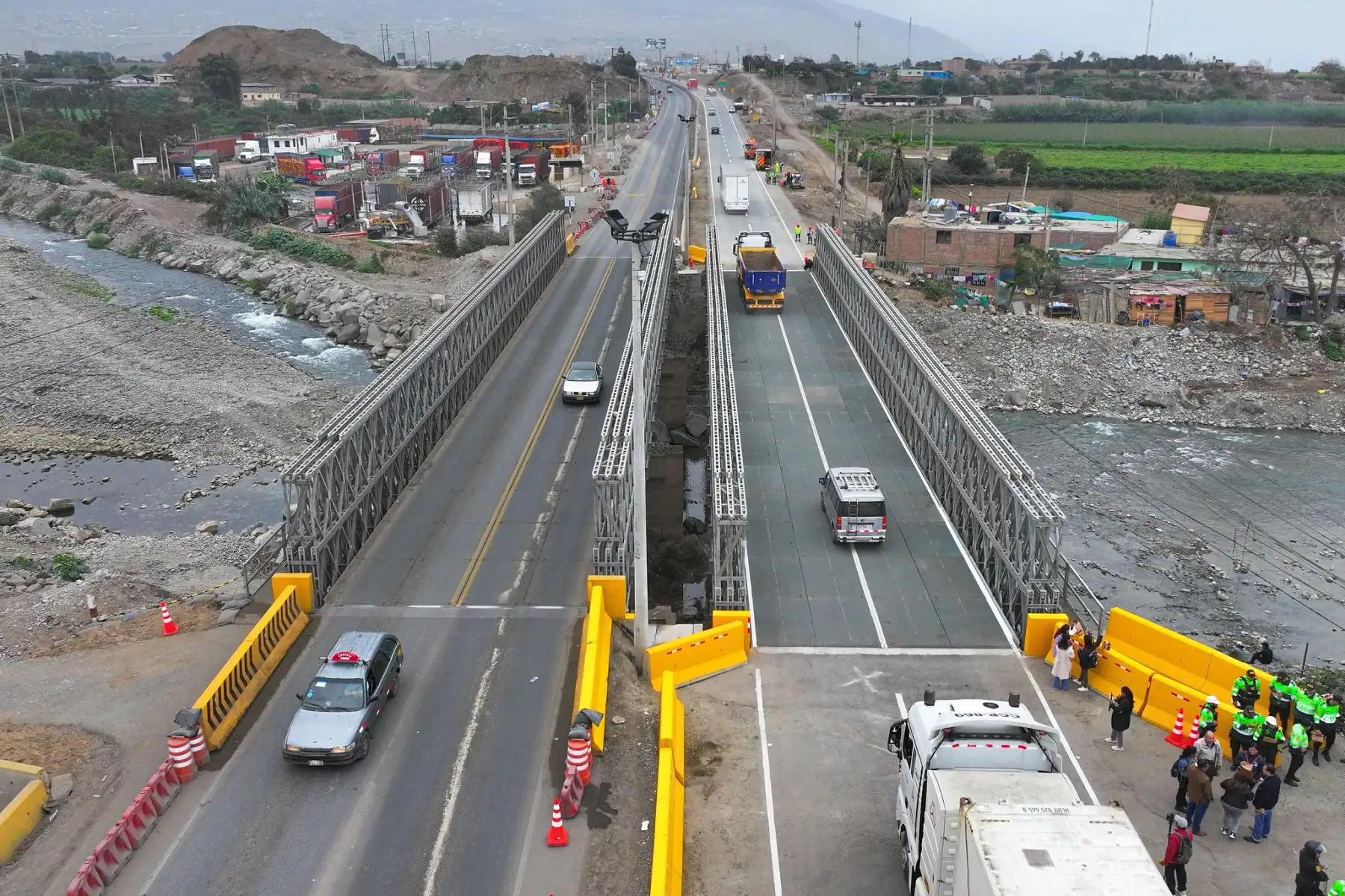 El MTC puso en funcionamiento un segundo puente modular en el kilómetro 76 de la Panamericana Norte, en Chancay, restableciendo el tránsito en la zona tras la demolición del puente de concreto que colapsó en febrero pasado.
 Foto:ANDINA/MTC