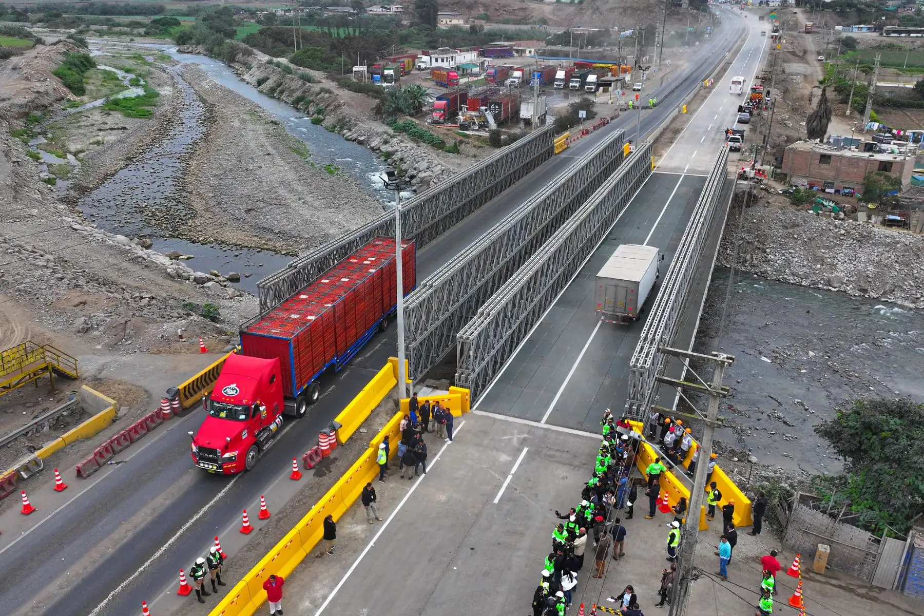 El MTC puso en funcionamiento un segundo puente modular en el kilómetro 76 de la Panamericana Norte, en Chancay, restableciendo el tránsito en la zona tras la demolición del puente de concreto que colapsó en febrero pasado.
 Foto:ANDINA/MTC