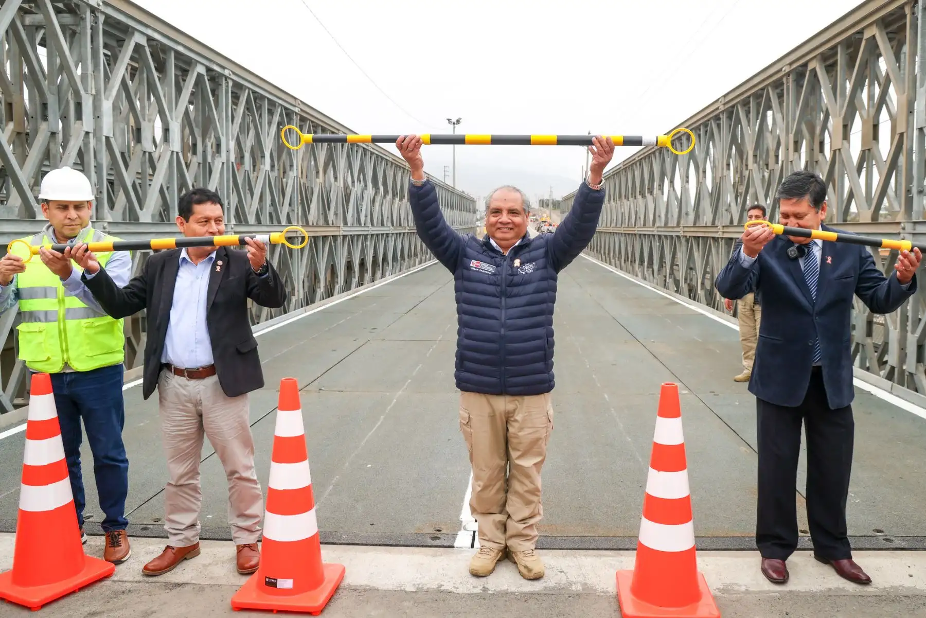 El MTC puso en funcionamiento un segundo puente modular en el kilómetro 76 de la Panamericana Norte, en Chancay, restableciendo el tránsito en la zona tras la demolición del puente de concreto que colapsó en febrero pasado.
 Foto:ANDINA/MTC