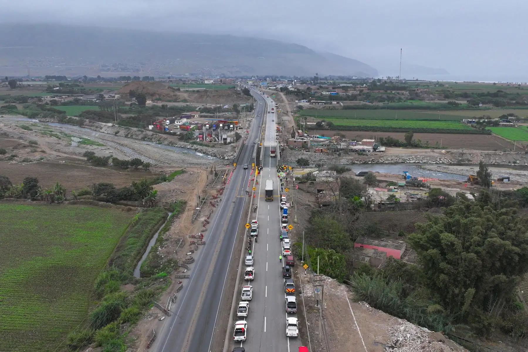 El MTC puso en funcionamiento un segundo puente modular en el kilómetro 76 de la Panamericana Norte, en Chancay, restableciendo el tránsito en la zona tras la demolición del puente de concreto que colapsó en febrero pasado.
 Foto:ANDINA/MTC