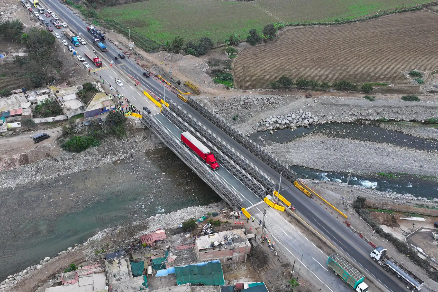 La nueva estructura metálica tipo Bailey, de 60 metros de largo y 7.20 metros de ancho, incluye una vereda peatonal y soporta hasta 48 toneladas. Permitirá el paso de más de 14 000 vehículos al día, incluyendo transporte de carga pesada, buses y vehículos particulares. Foto:ANDINA/MTC