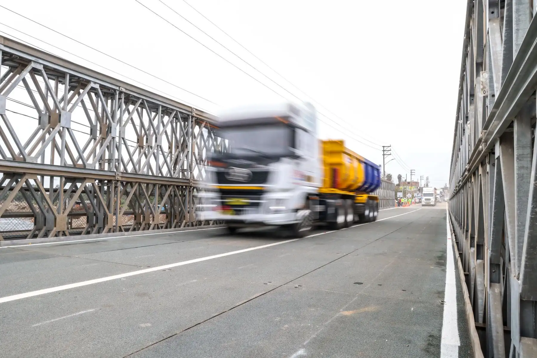 La nueva estructura metálica tipo Bailey, de 60 metros de largo y 7.20 metros de ancho, incluye una vereda peatonal y soporta hasta 48 toneladas. Permitirá el paso de más de 14 000 vehículos al día, incluyendo transporte de carga pesada, buses y vehículos particulares.
 Foto:ANDINA/MTC