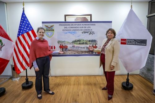 La ceremonia protocolar la encabezó la ministra Fanny Montellanos y la encargada de negocios del país norteamericano, Joan Perkins.