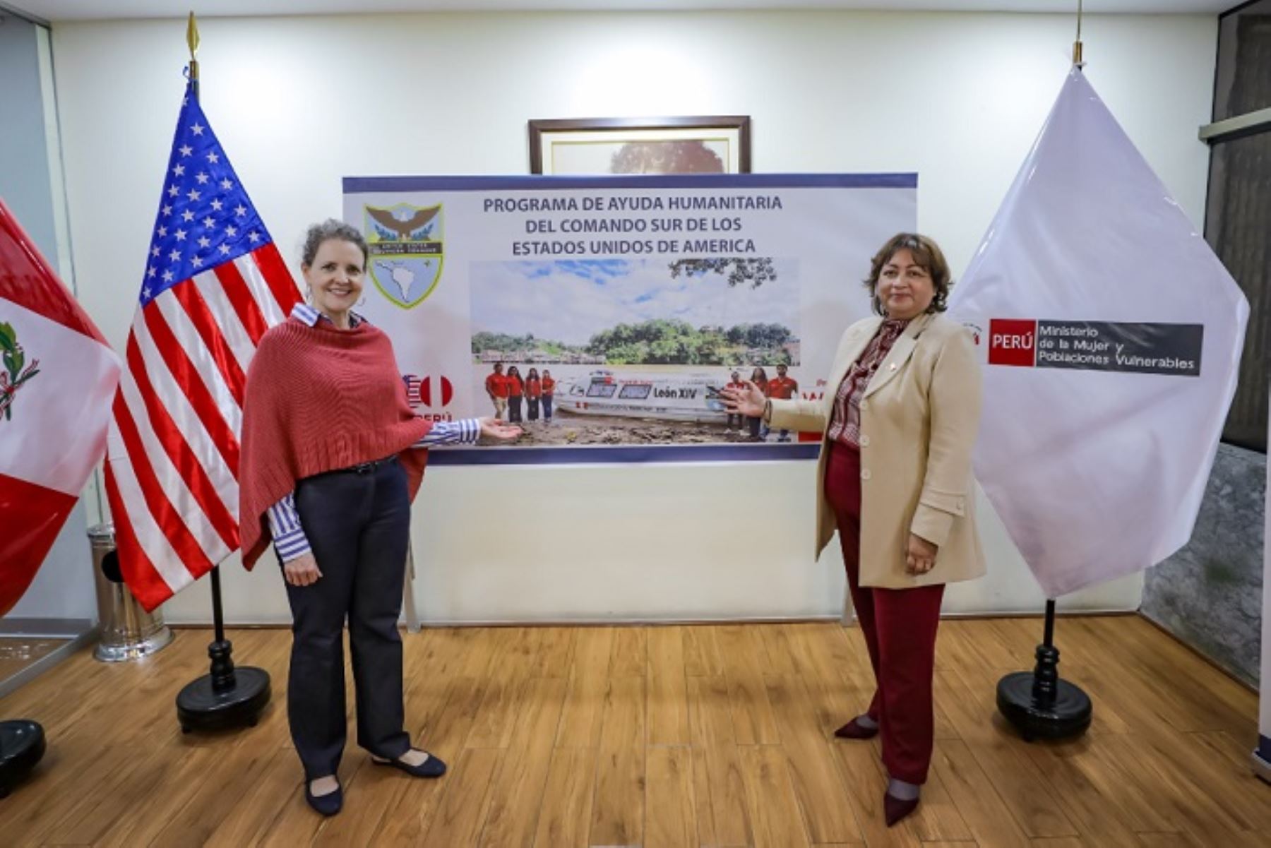 La ceremonia protocolar la encabezó la ministra Fanny Montellanos y la encargada de negocios del país norteamericano, Joan Perkins.