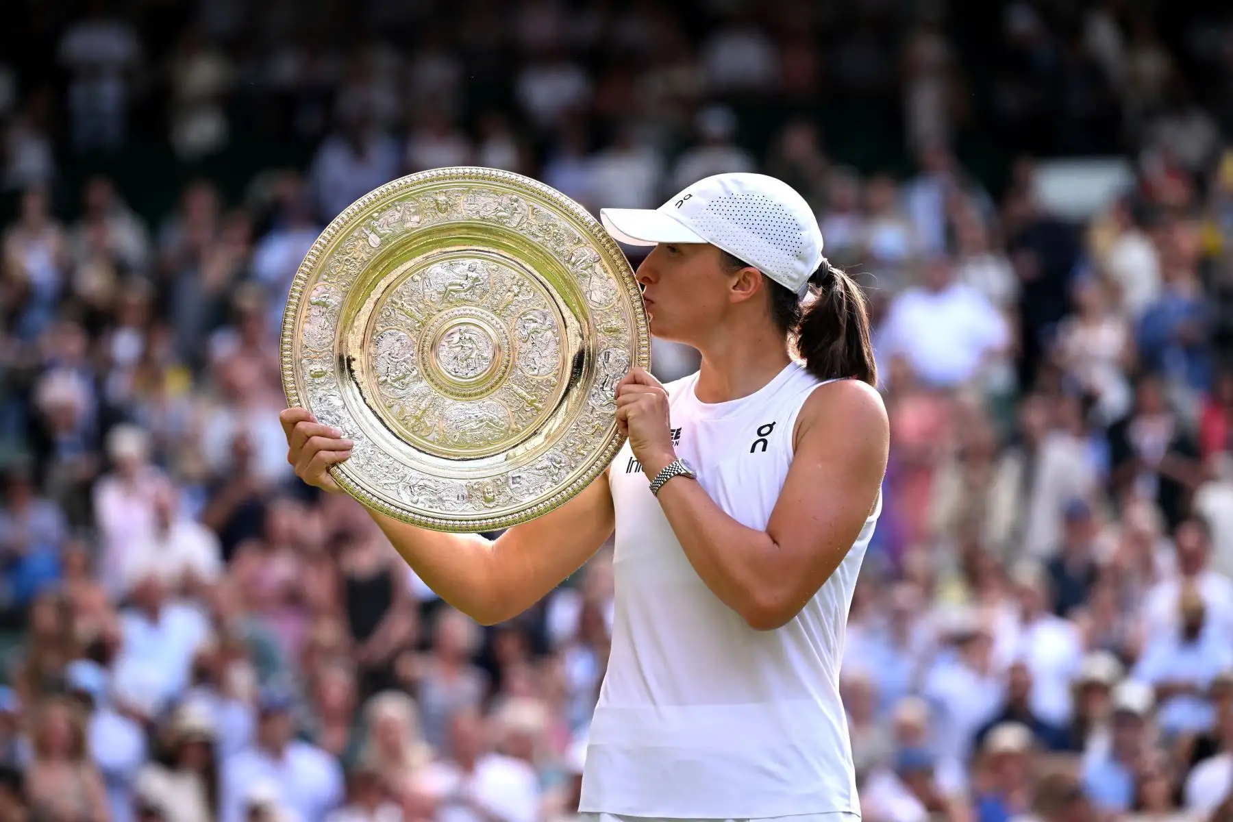 La polaca Iga Swiatek besa el trofeo de ganadora, el Venus Rosewater Dish, después de ganar contra la jugadora estadounidense Amanda Anisimova durante su partido final de tenis individual femenino en el decimotercer día del Campeonato de Wimbledon 2025. Foto: ANDINA/AFP