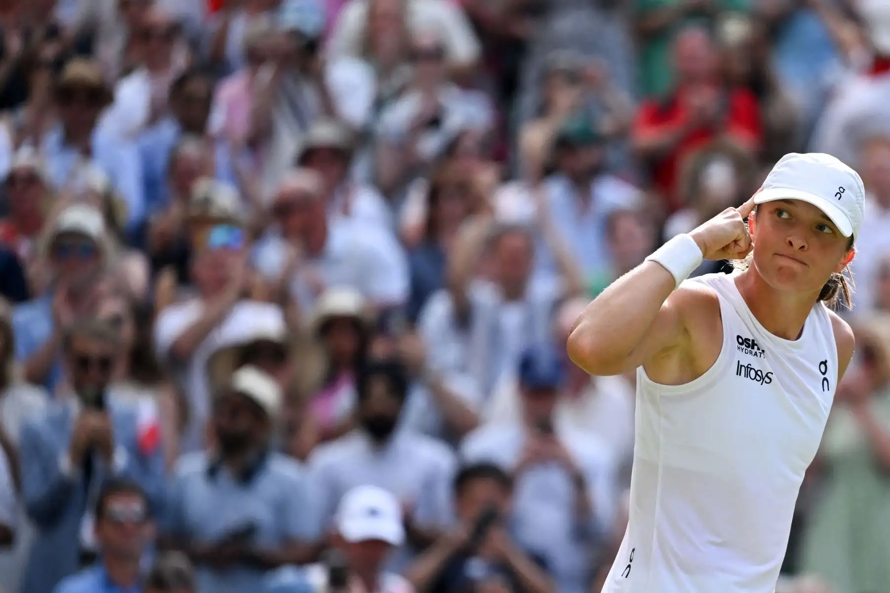 La polaca Iga Swiatek celebra tras ganarle a la estadounidense Amanda Anisimova durante la final individual femenina de tenis en el decimotercer día del Campeonato de Wimbledon 2025. Foto: ANDINA/AFP