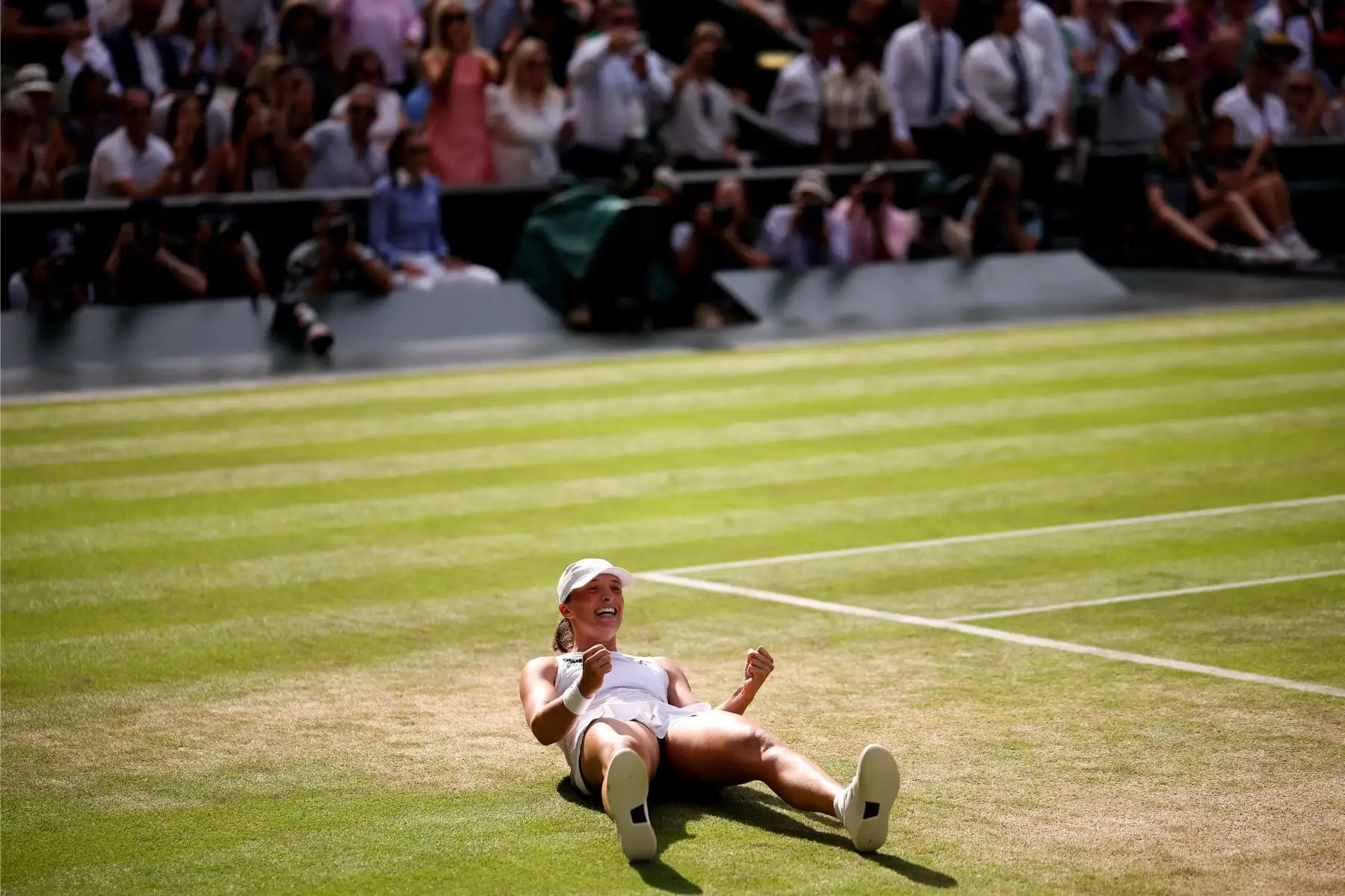 La polaca Iga Swiatek celebra tras ganarle a la estadounidense Amanda Anisimova durante la final individual femenina de tenis en el decimotercer día del Campeonato de Wimbledon 2025. Foto: ANDINA/AFP