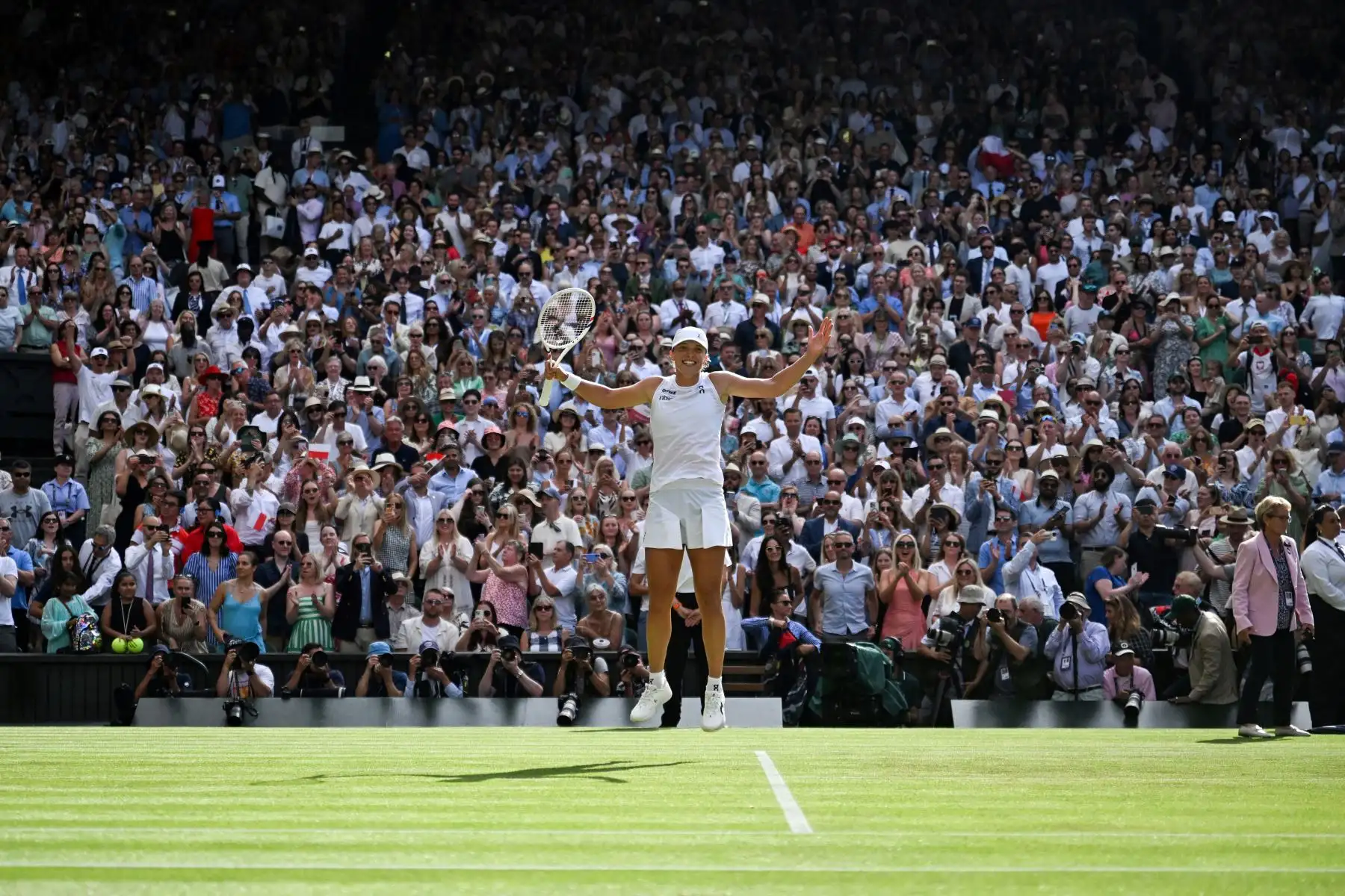 La polaca Iga Swiatek celebra tras ganarle a la estadounidense Amanda Anisimova durante la final individual femenina de tenis en el decimotercer día del Campeonato de Wimbledon 2025. Foto: ANDINA/AFP