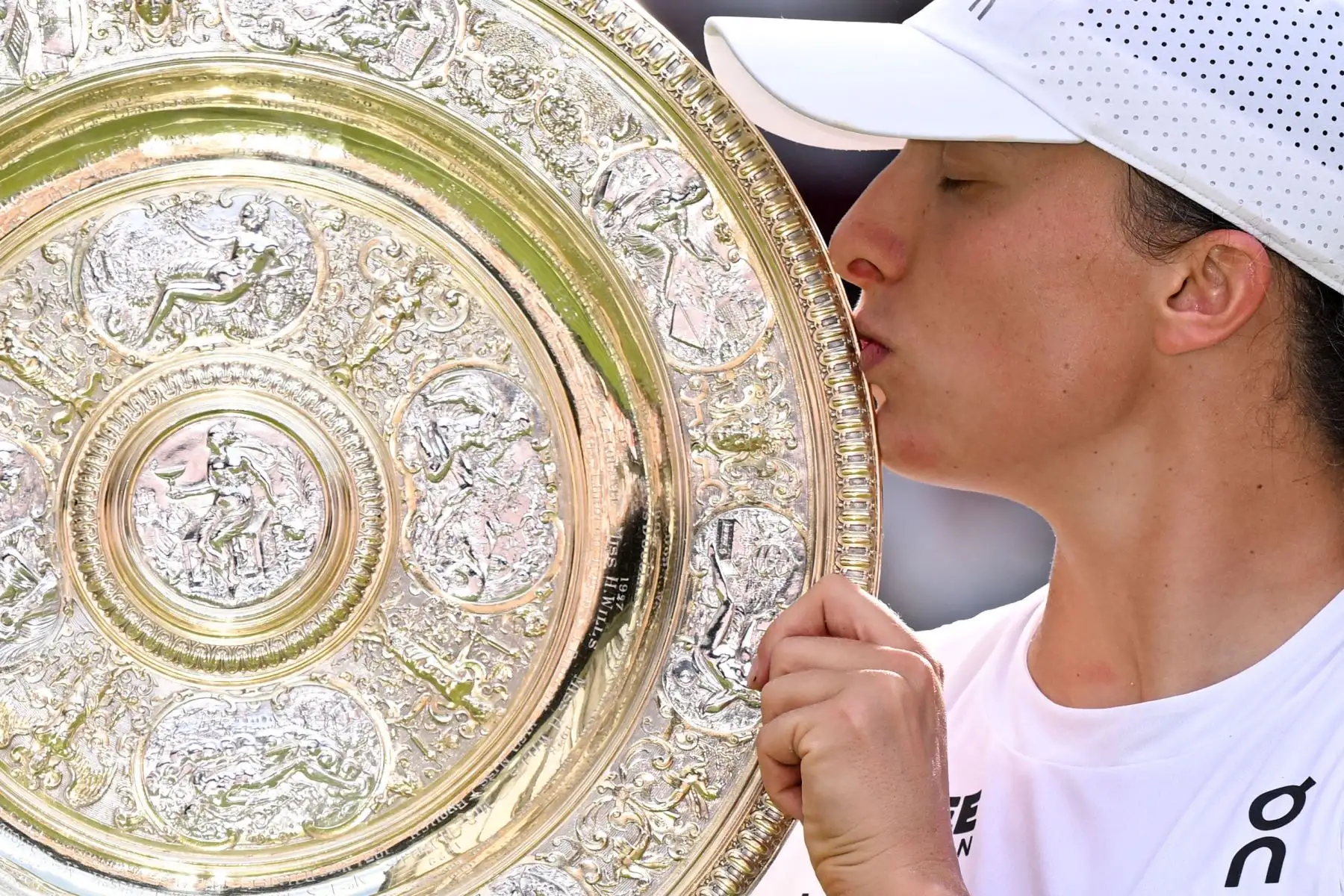 La polaca Iga Swiatek besa el trofeo de ganadora, el Venus Rosewater Dish, después de ganar contra la jugadora estadounidense Amanda Anisimova durante su partido final de tenis individual femenino en el decimotercer día del Campeonato de Wimbledon 2025. Foto: ANDINA/AFP)