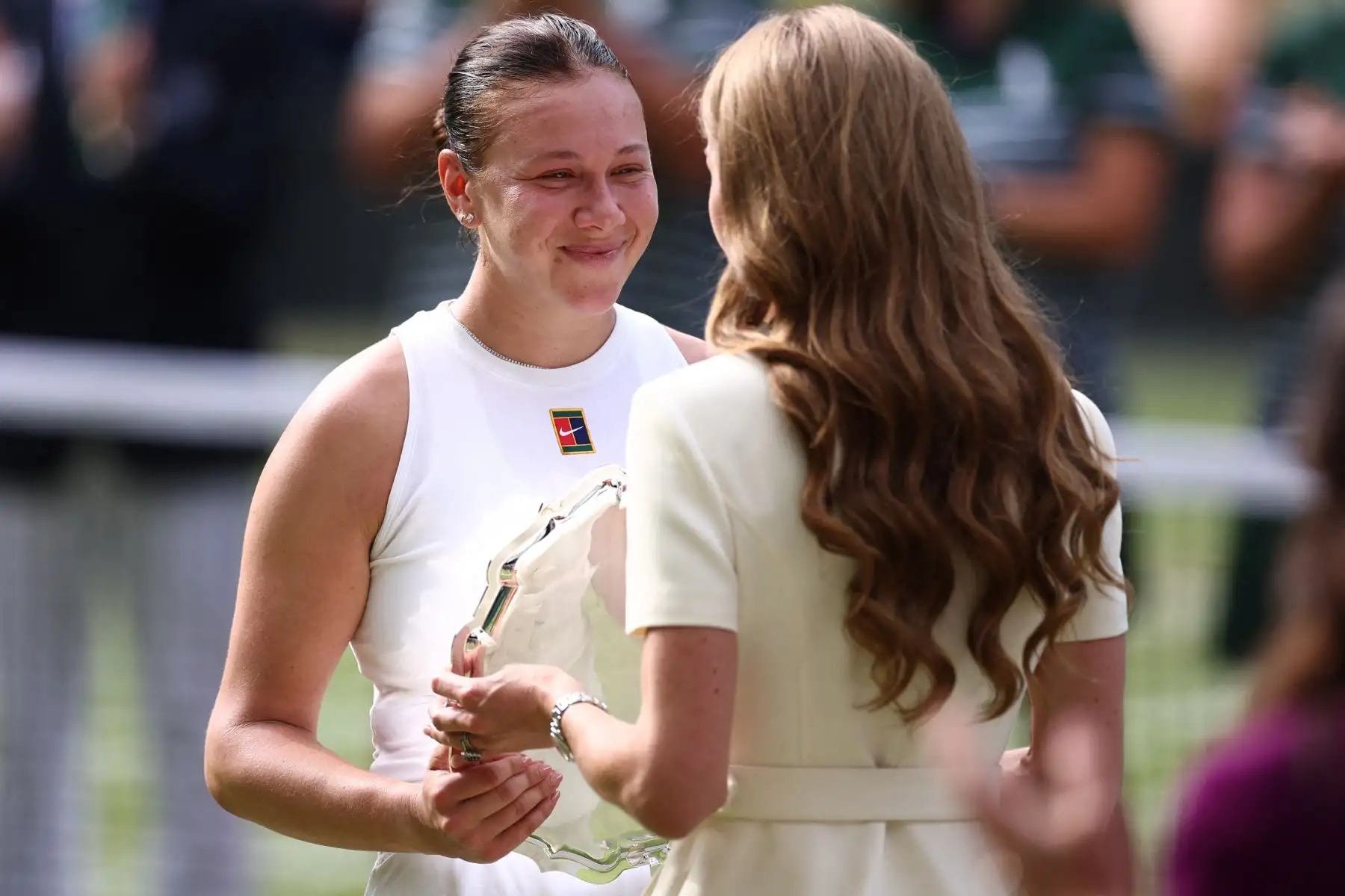 La polaca Iga Swiatek besa el trofeo de ganadora, el Venus Rosewater Dish, después de ganar contra la jugadora estadounidense Amanda Anisimova durante su partido final de tenis individual femenino en el decimotercer día del Campeonato de Wimbledon 2025. Foto: ANDINA/AFP