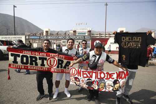 Imágenes previas de hinchas de Universitario  que hoy define al campeón  del Torneo Apertura de la Liga1 2025