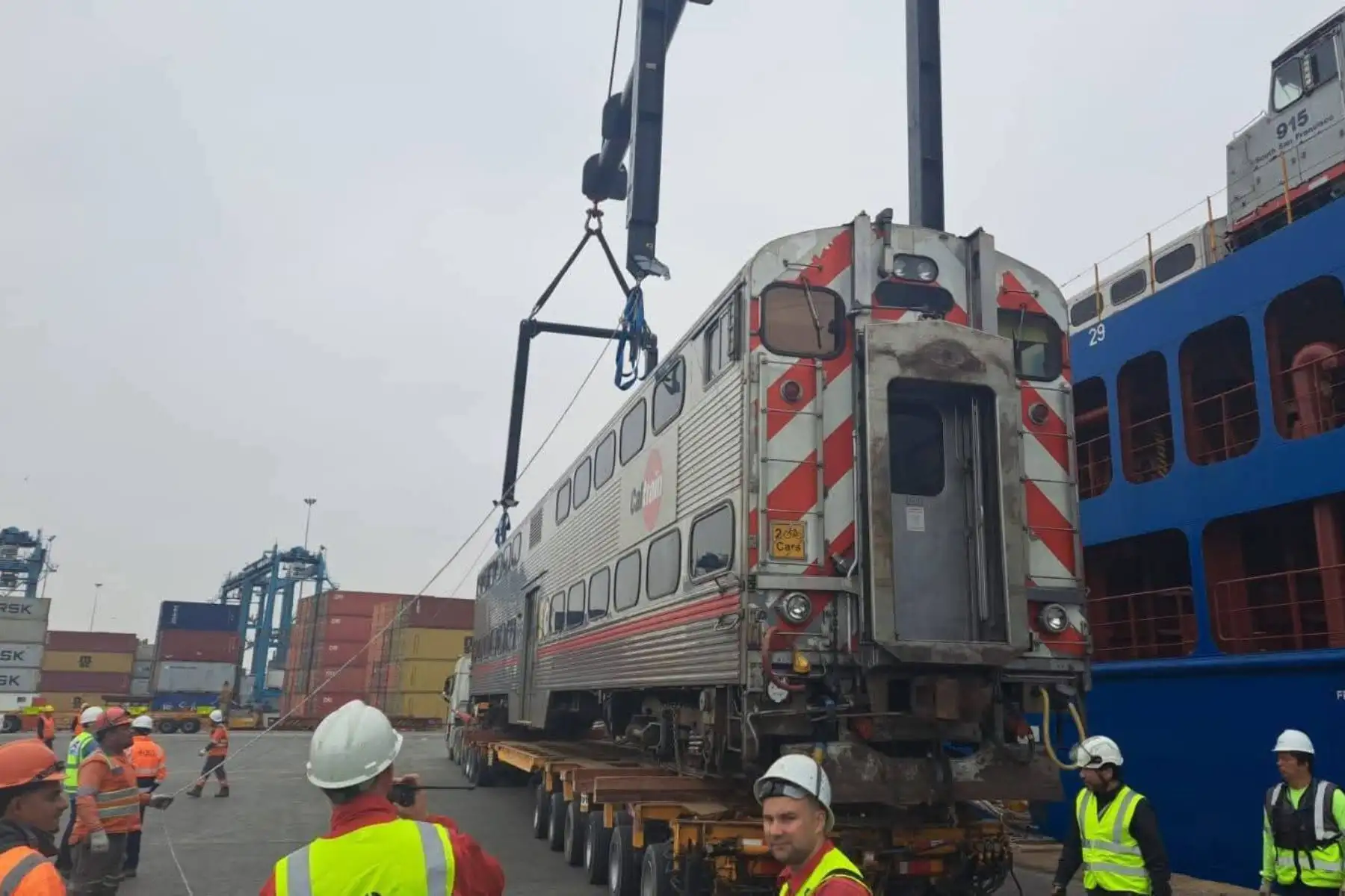 La Municipalidad Metropolitana de Lima (MML) inició el desembarco del primer lote de 43 coches y 11 locomotoras, donados por la empresa estadounidense Caltrain, en el puerto del Callao, como parte del proyecto del Tren de Cercanías Lima–Chosica. Foto: Difusión