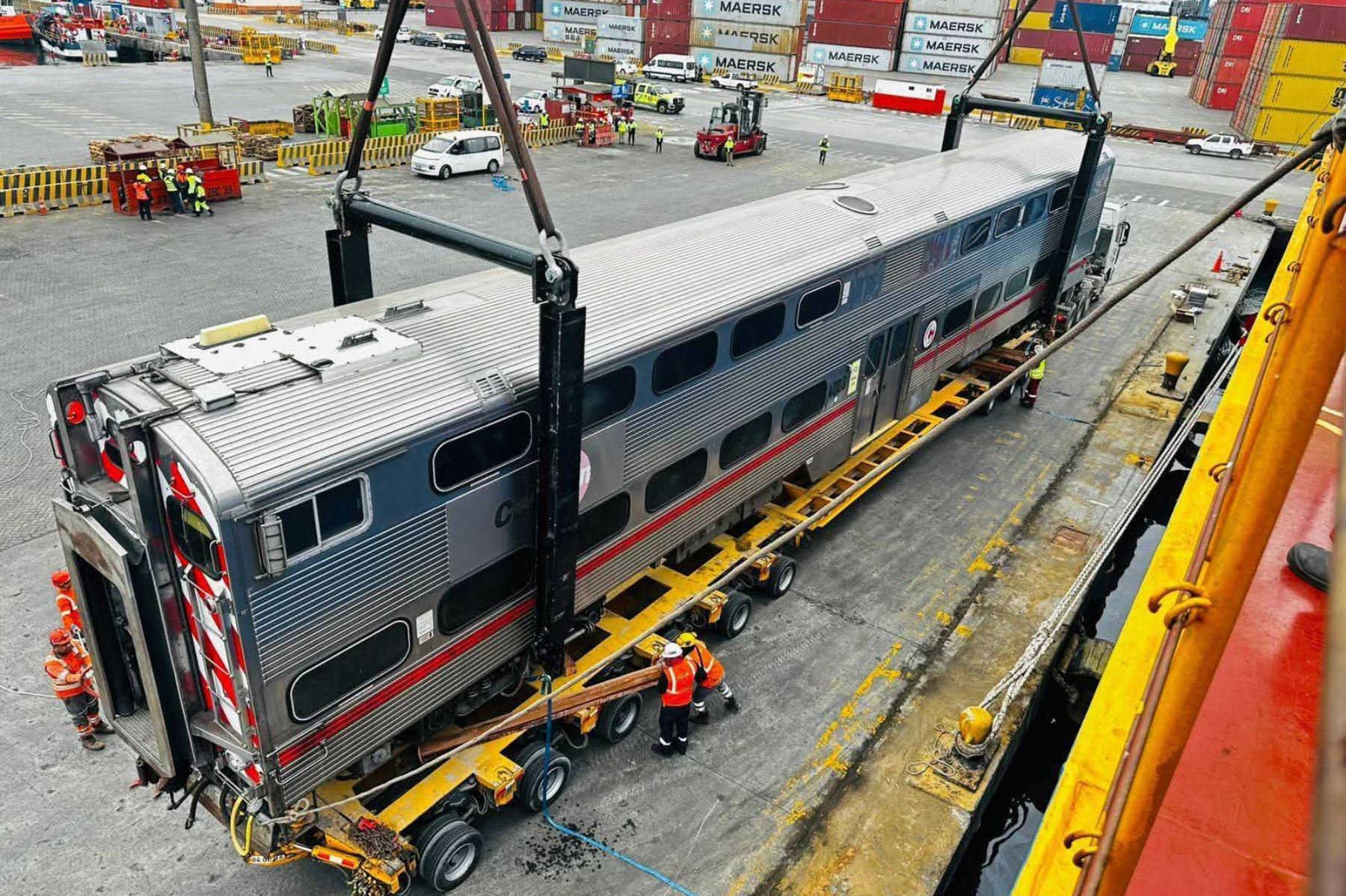 La Municipalidad Metropolitana de Lima (MML) inició el desembarco del primer lote de 43 coches y 11 locomotoras, donados por la empresa estadounidense Caltrain, en el puerto del Callao, como parte del proyecto del Tren de Cercanías Lima–Chosica. Foto: Difusión