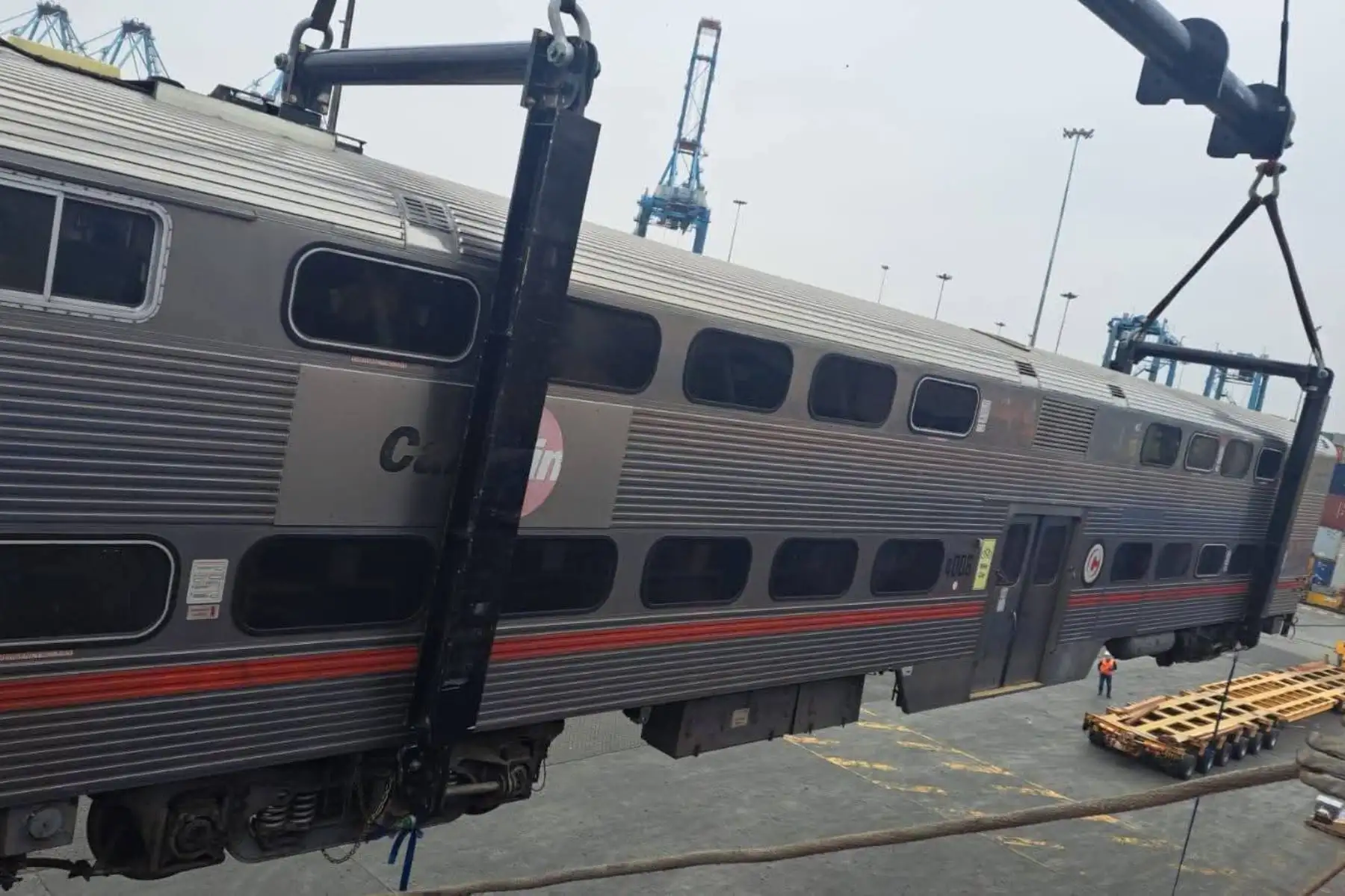 La Municipalidad Metropolitana de Lima (MML) inició el desembarco del primer lote de 43 coches y 11 locomotoras, donados por la empresa estadounidense Caltrain, en el puerto del Callao, como parte del proyecto del Tren de Cercanías Lima–Chosica. Foto: Difusión