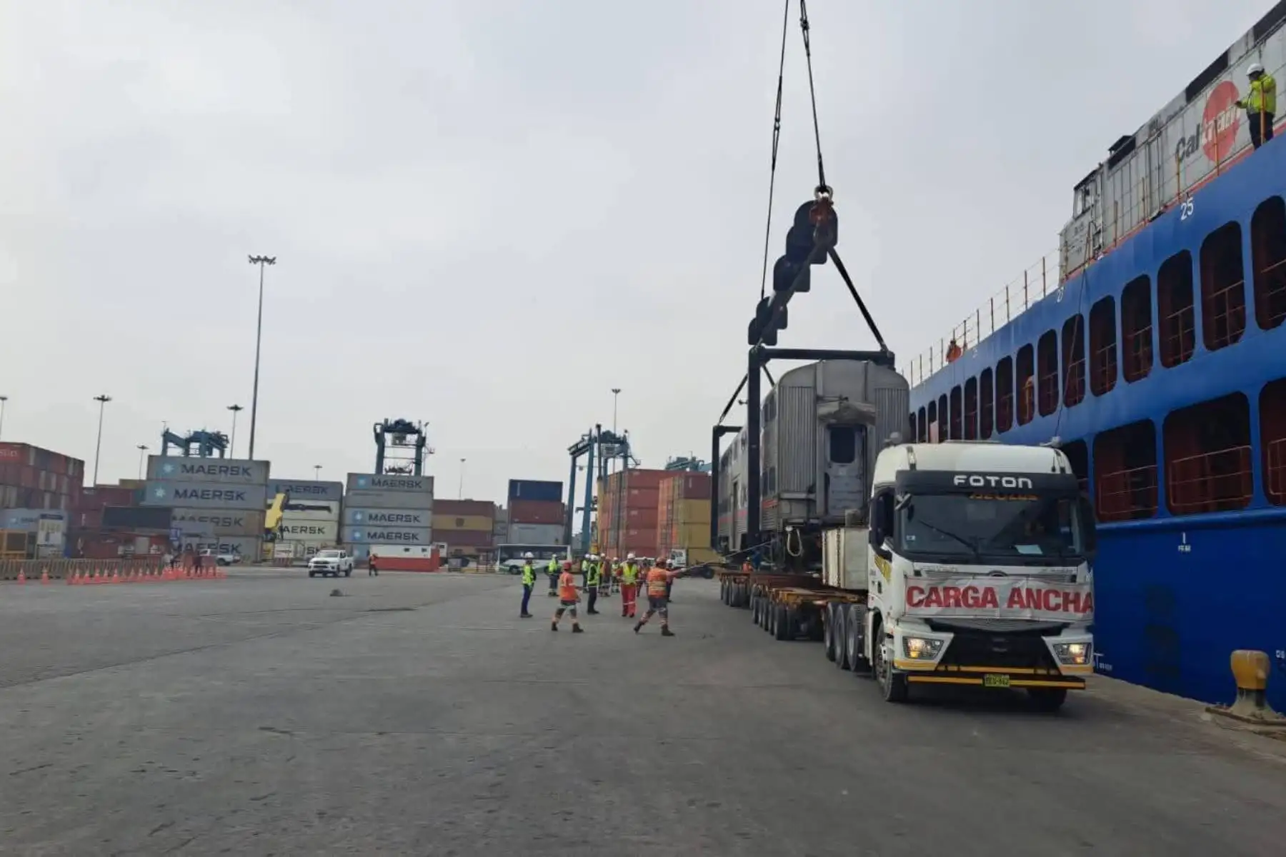 La Municipalidad Metropolitana de Lima (MML) inició el desembarco del primer lote de 43 coches y 11 locomotoras, donados por la empresa estadounidense Caltrain, en el puerto del Callao, como parte del proyecto del Tren de Cercanías Lima–Chosica. Foto: Difusión