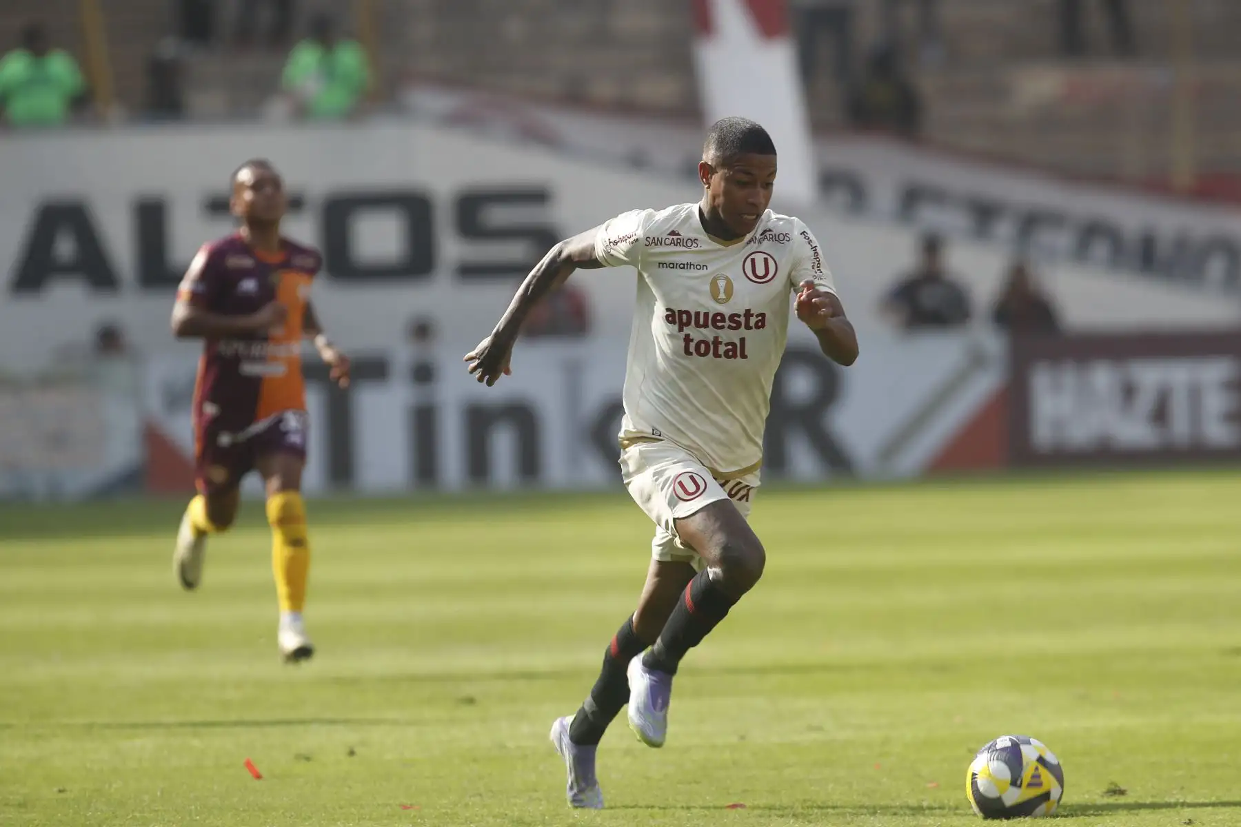 Universitario de Deportes se enfrenta a Los Chankas en partido que definirá al campeón del Torneo Apertura de la Liga1 2025 en el Estadio Monumental. En la imagen, el jugador de Universitario, Andy Polo.
Foto: ANDINA/ Eddy Ramos