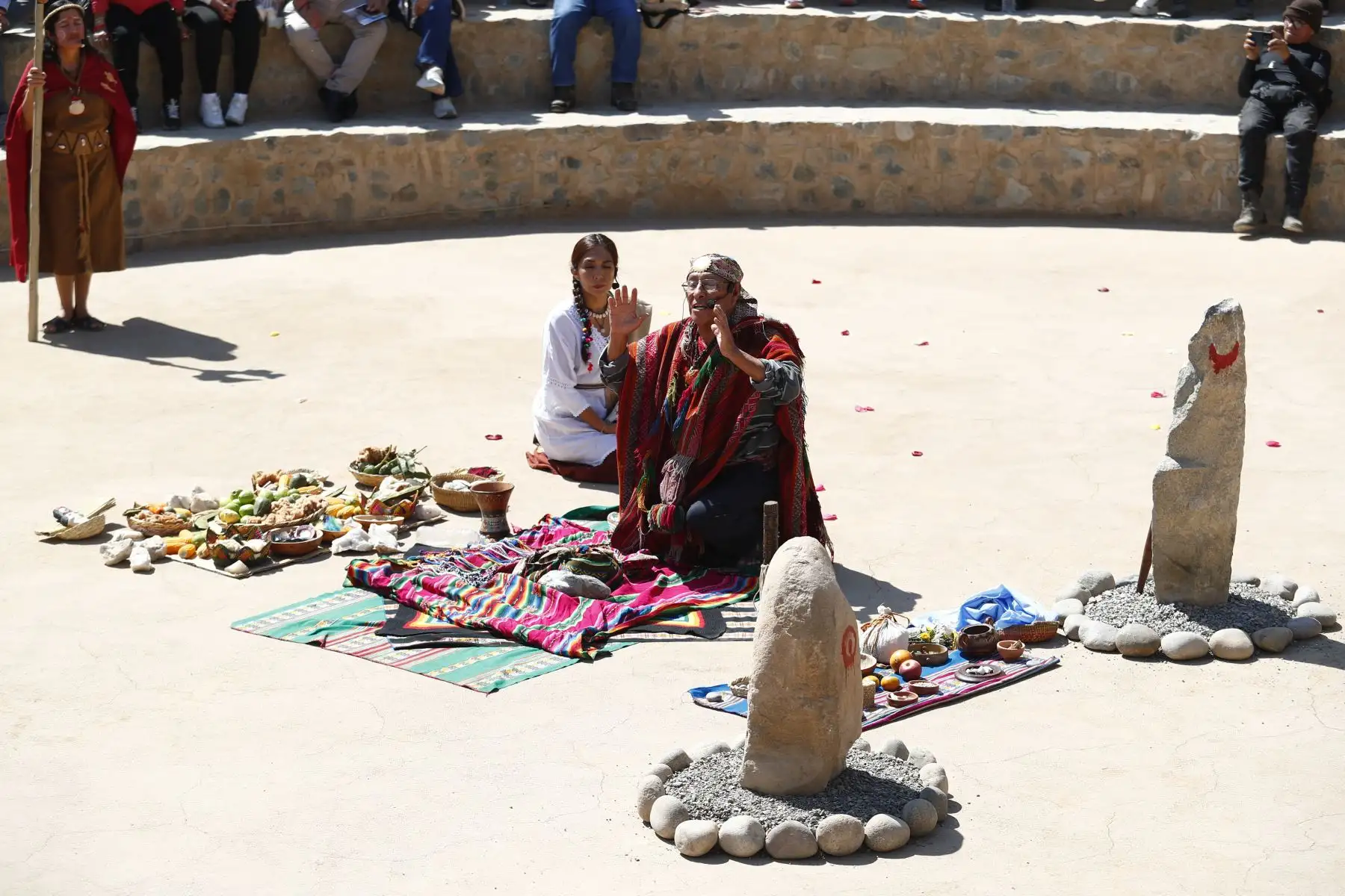 El sábado 12 de julio se realizó el Peñico Raymi 2025, en el marco de la presentación a la opinión pública de Peñico, nuevo sitio arqueológico asociado a la civilización Caral, ubicada en el valle de Supe, en Lima región. Consistió en un festival artístico cultural, cuyo acto más llamativo fue una ceremonia ritual de pago a la tierra. Foto: ANDINA/Daniel Bracamonte