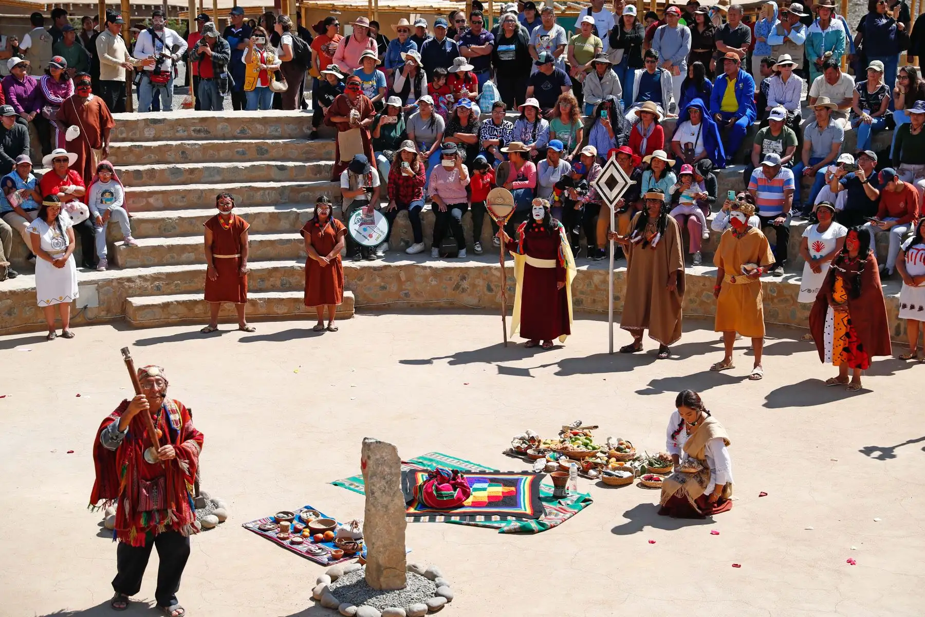 El sábado 12 de julio se realizó el Peñico Raymi 2025, en el marco de la presentación a la opinión pública de Peñico, nuevo sitio arqueológico asociado a la civilización Caral, ubicada en el valle de Supe, en Lima región. Consistió en un festival artístico cultural, cuyo acto más llamativo fue una ceremonia ritual de pago a la tierra. Foto: ANDINA/Daniel Bracamonte
