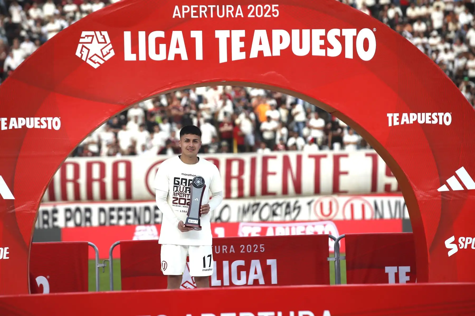 Universitario de Deportes se consagra campeón del del Torneo Apertura de la Liga1 2025 al empatar 0 a 0 ante Los Chankas en el Estadio Monumental. En la imagen, Jairo Concha es elegido, jugador del mes.

Foto: ANDINA/ Eddy Ramos