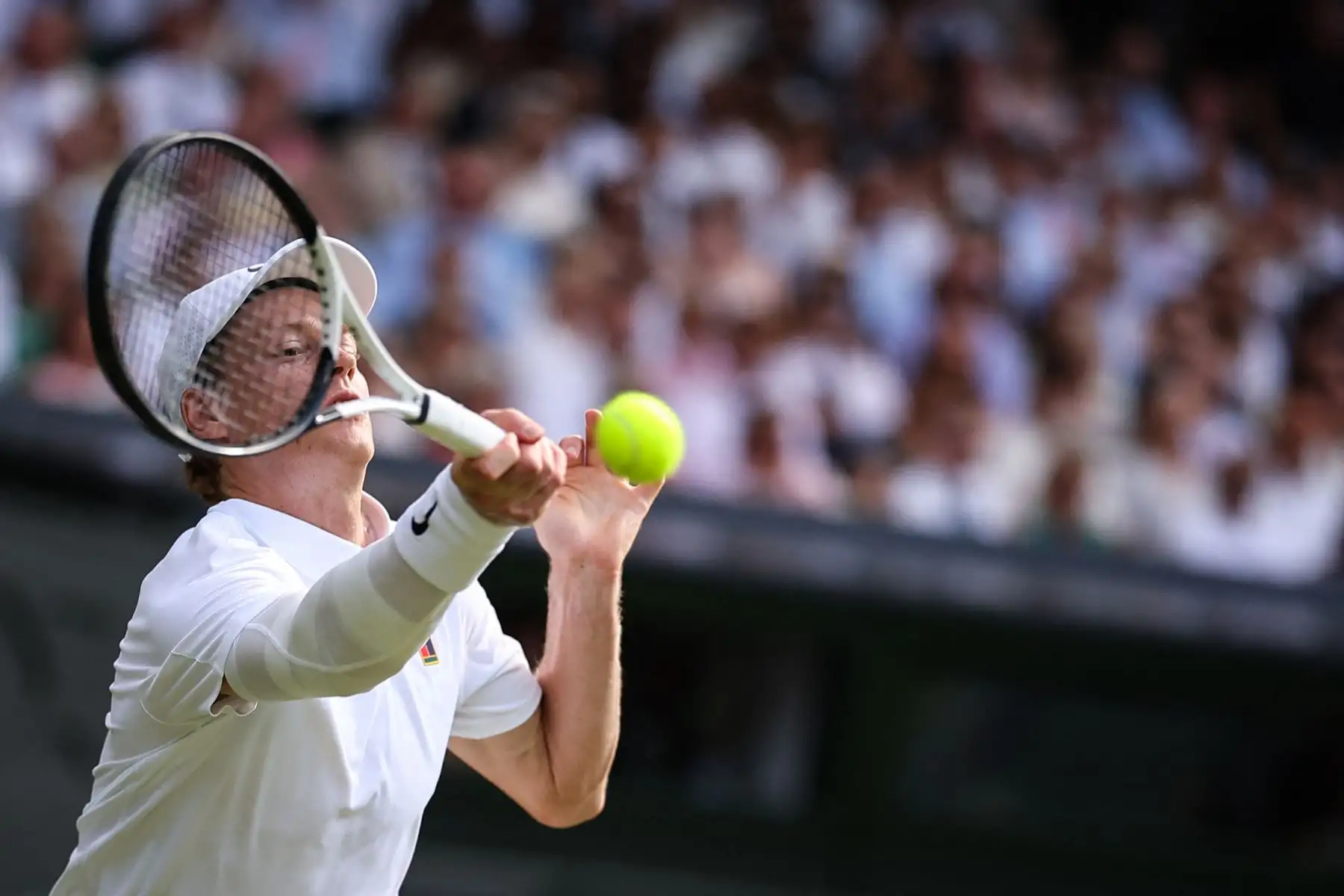 El italiano Jannik Sinner devuelve un golpe de derecha al español Carlos Alcaraz durante la final individual masculina de tenis en el decimocuarto día del Campeonato de Wimbledon 2025 en el All England Lawn Tennis and Croquet Club en Wimbledon, al suroeste de Londres. Foto: ANDINA/ AFP