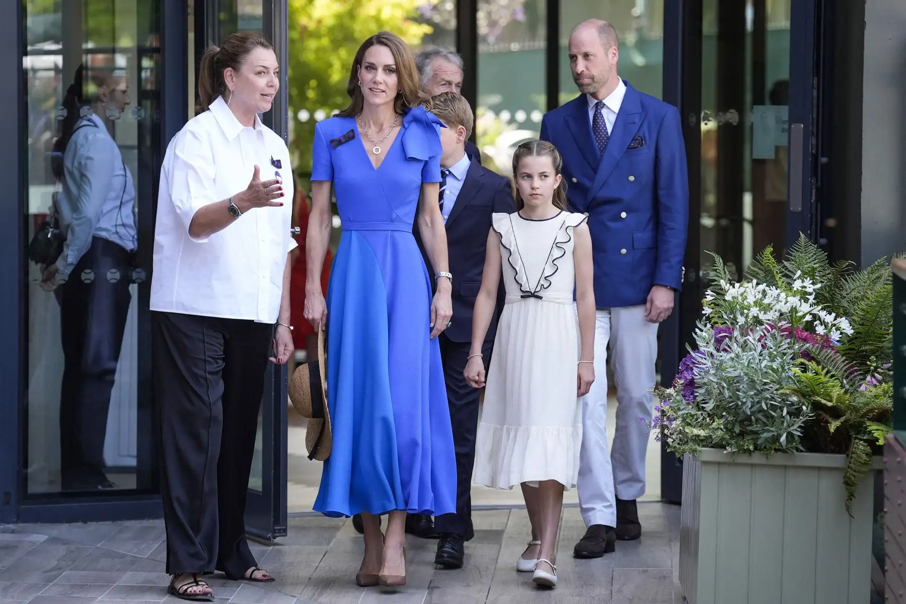 La Princesa Catalina de Gales de Gran Bretaña, la Princesa Carlota de Gales de Gran Bretaña y el Príncipe Guillermo de Gales de Gran Bretaña son recibidos por la miembro del Comité de Gestión de los Campeonatos, Sally Ambrose, a su llegada para asistir a la final de tenis individual masculina entre el italiano Jannik Sinner y el español Carlos Alcaraz en el decimocuarto día del Campeonato de Wimbledon 2025 en el All England Lawn Tennis and Croquet Club en Wimbledon, al suroeste de Londres. Foto: ANDINA/AFP