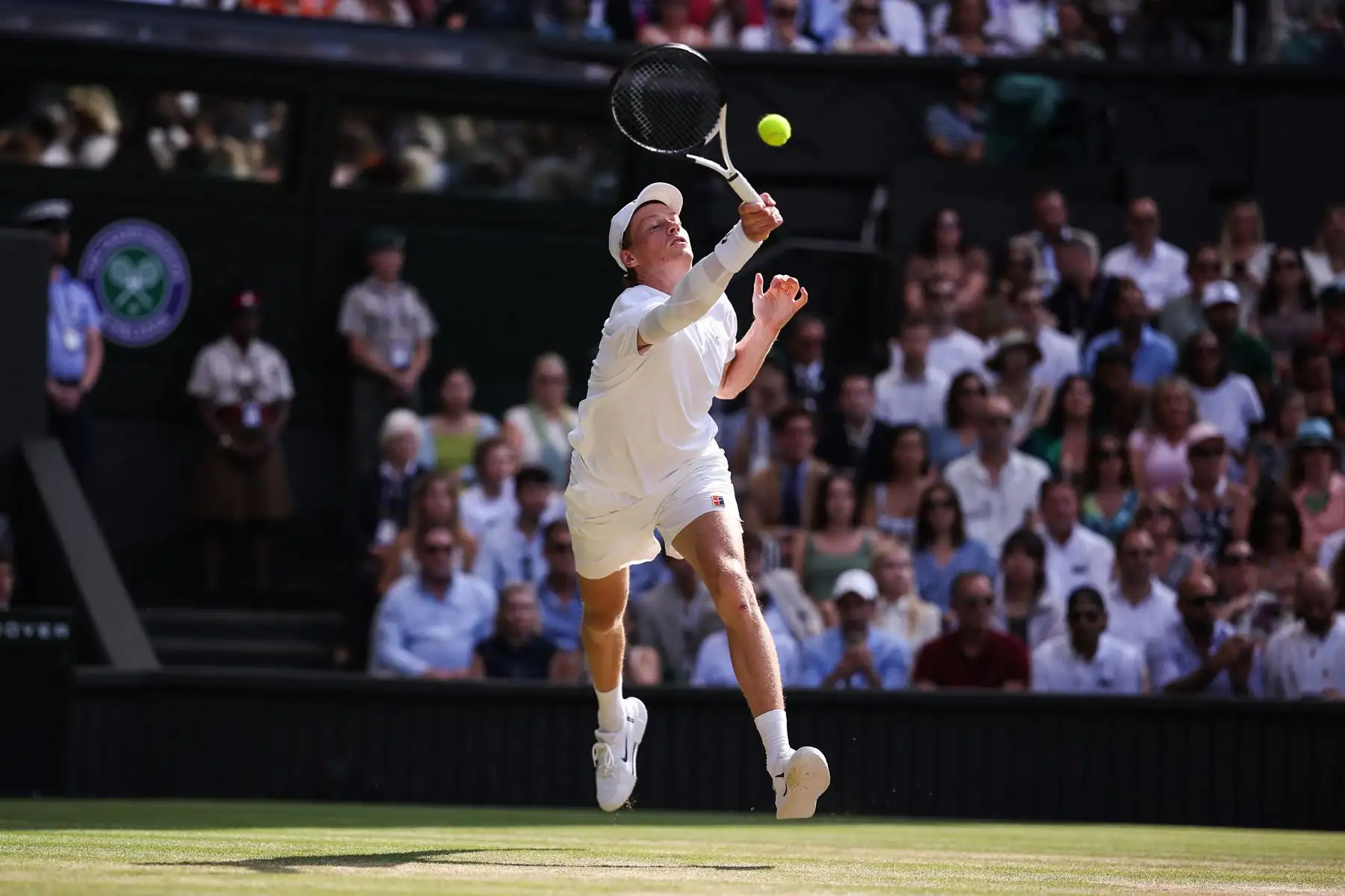 El italiano Jannik Sinner devuelve un golpe de derecha al español Carlos Alcaraz durante la final individual masculina de tenis en el decimocuarto día del Campeonato de Wimbledon 2025 en el All England Lawn Tennis and Croquet Club en Wimbledon, al suroeste de Londres. Foto: ANDINA/AFP