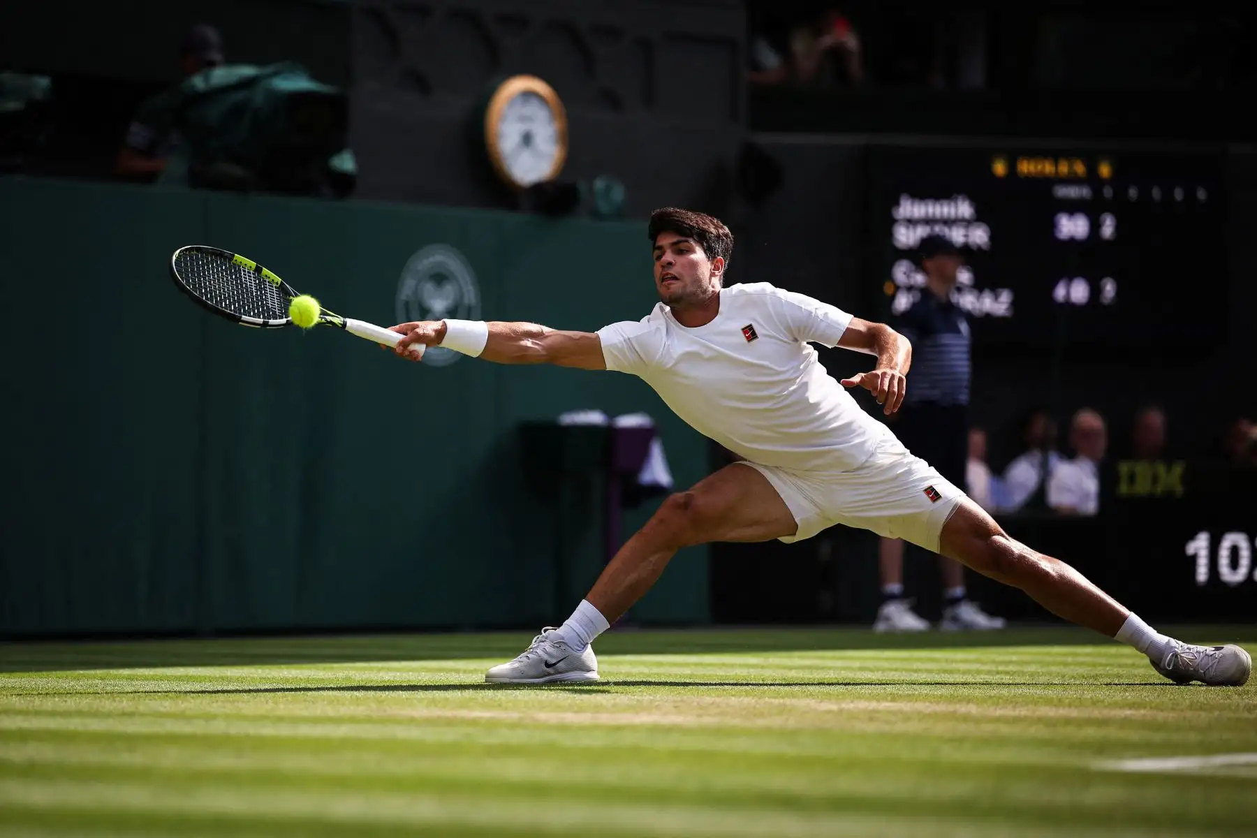 El español Carlos Alcaraz devuelve un golpe de derecha al italiano Jannik Sinner durante la final individual masculina de tenis en el decimocuarto día del Campeonato de Wimbledon 2025 en el All England Lawn Tennis and Croquet Club en Wimbledon, al suroeste de Londres. Foto: ANDINA/ AFP