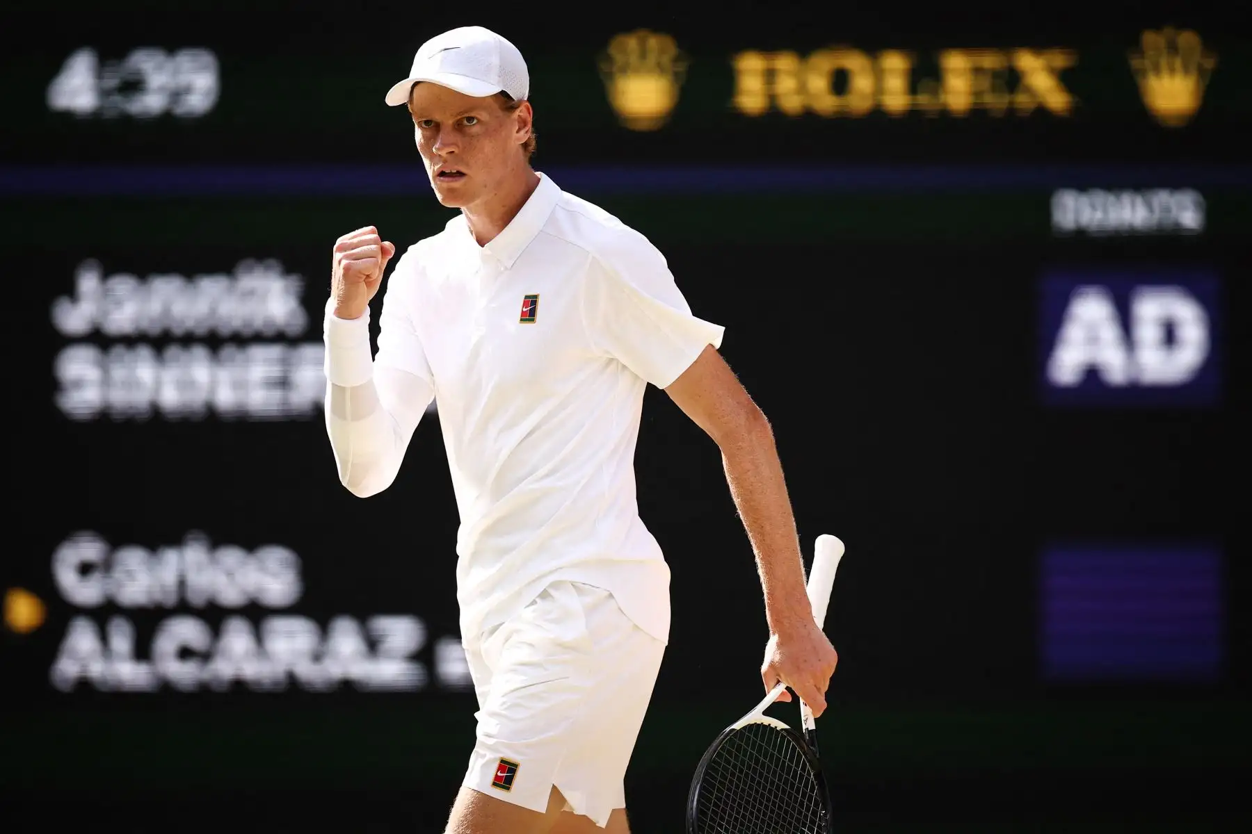 El italiano Jannik Sinner reacciona después de un punto mientras juega contra el español Carlos Alcaraz durante su partido final de tenis individual masculino en el decimocuarto día del Campeonato de Wimbledon 2025 en el All England Lawn Tennis and Croquet Club en Wimbledon, al suroeste de Londres. Foto: ANDINA/AFP