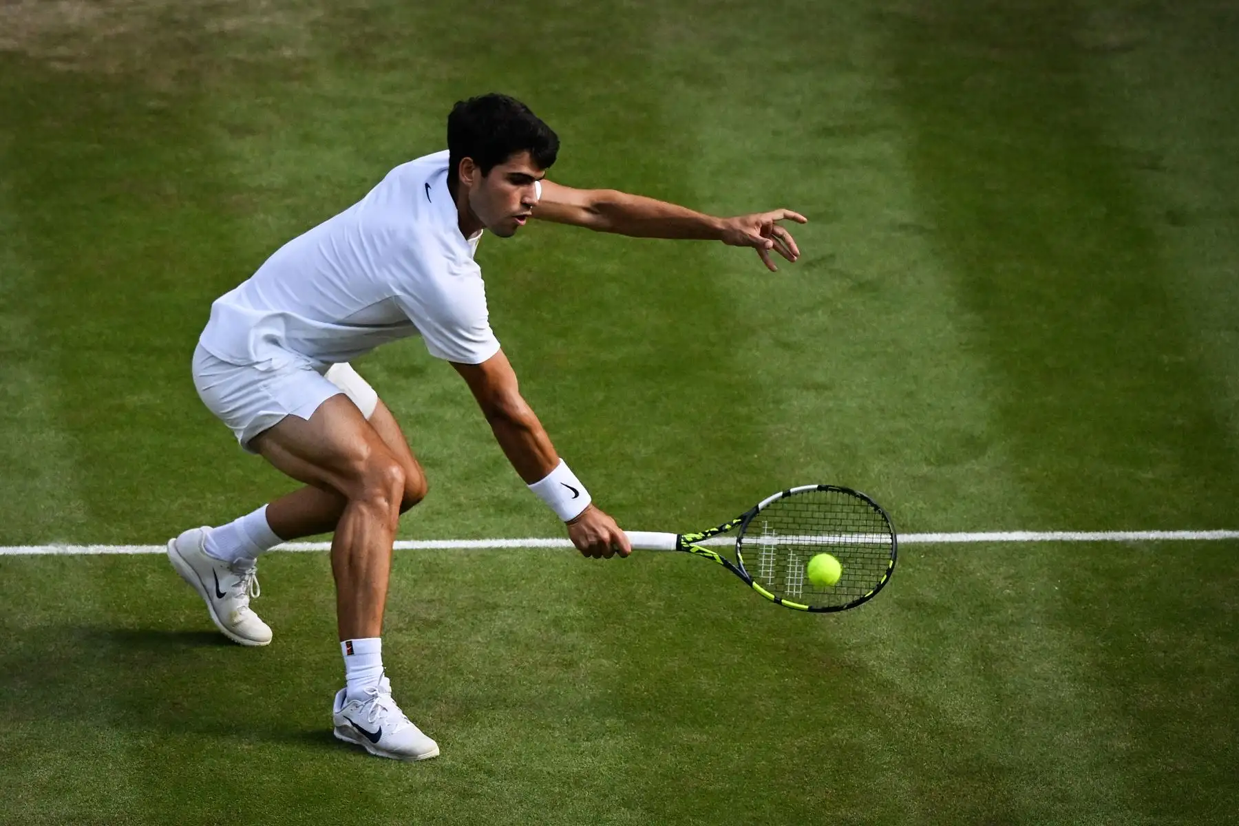 El español Carlos Alcaraz devuelve un revés al italiano Jannik Sinner durante su partido final de tenis individual masculino en el decimocuarto día del Campeonato de Wimbledon 2025 en el All England Lawn Tennis and Croquet Club en Wimbledon, al suroeste de Londres.
Foto: ANDINA/AFP