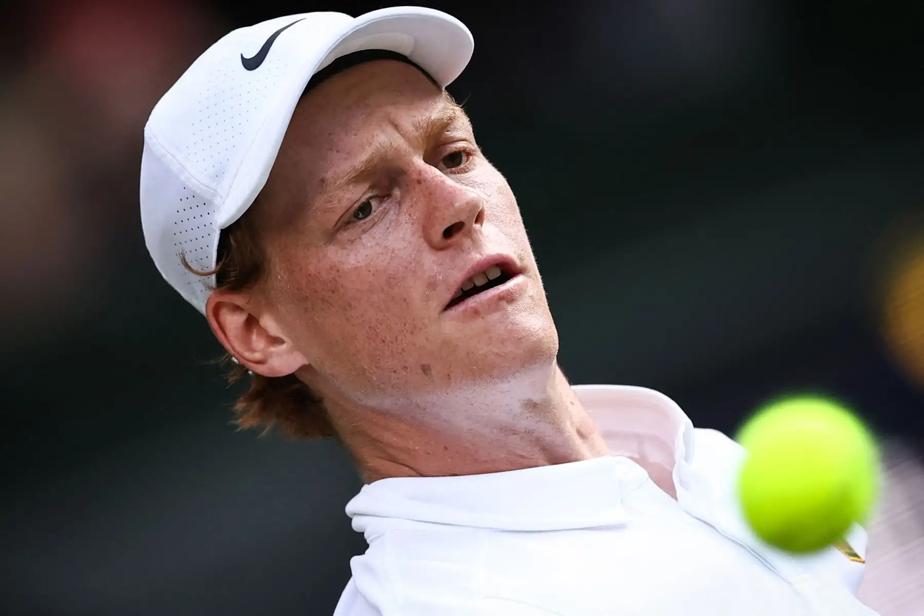 El italiano Jannik Sinner mira la pelota mientras juega contra el español Carlos Alcaraz durante su partido final de tenis individual masculino en el decimocuarto día del Campeonato de Wimbledon 2025 en el All England Lawn Tennis and Croquet Club en Wimbledon, al suroeste de Londres. Foto: ANDINA/AFP