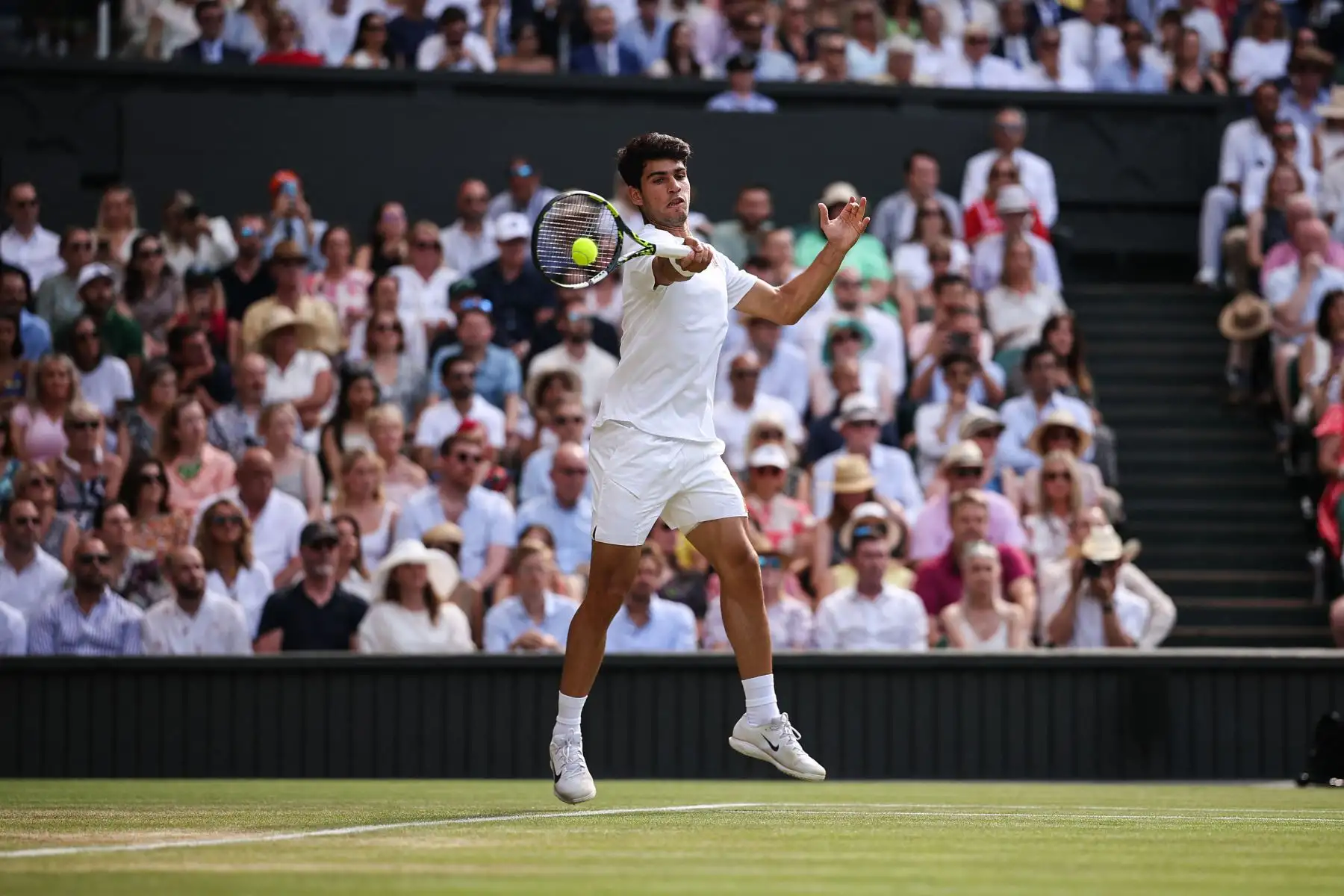 El español Carlos Alcaraz devuelve un golpe de derecha al italiano Jannik Sinner durante la final individual masculina de tenis en el decimocuarto día del Campeonato de Wimbledon 2025 en el All England Lawn Tennis and Croquet Club en Wimbledon, al suroeste de Londres. Foto: ANDINA/AFP