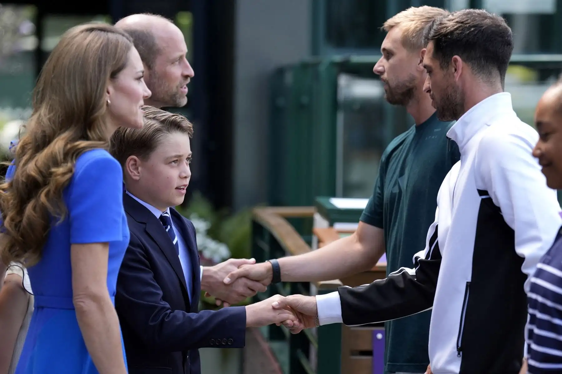 El príncipe Jorge de Gales de Gran Bretaña se reúne con el británico Julian Cash a su llegada para asistir a la final de tenis individual masculina entre el italiano Jannik Sinner y el español Carlos Alcaraz en el decimocuarto día del Campeonato de Wimbledon 2025 en el All England Lawn Tennis and Croquet Club en Wimbledon, al suroeste de Londres. Foto: ANDINA/AFP
