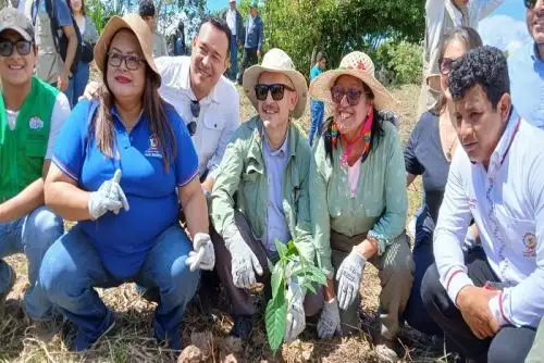 Durante su recorrido, que se inició en el Puerto Tahuishco y se extendió hasta el sector Juan Antonio, el embajador europeo pudo observar de cerca los esfuerzos de reforestación que se desarrollan con especies nativas,