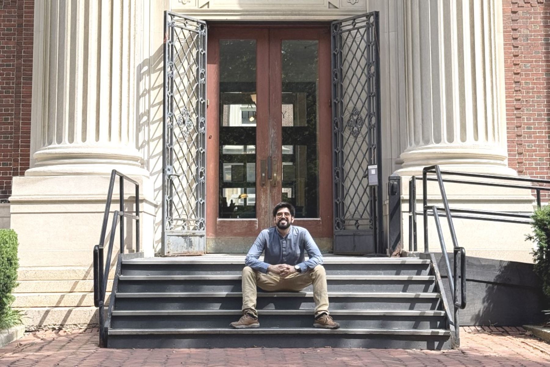 Miguel Ángel Santiváñez López, arquitecto peruano de 26 años, estudia en las aulas de la Universidad de Columbia en Nueva York gracias a la Beca Generación del Bicentenario 2025. Foto: ANDINA/Difusión.