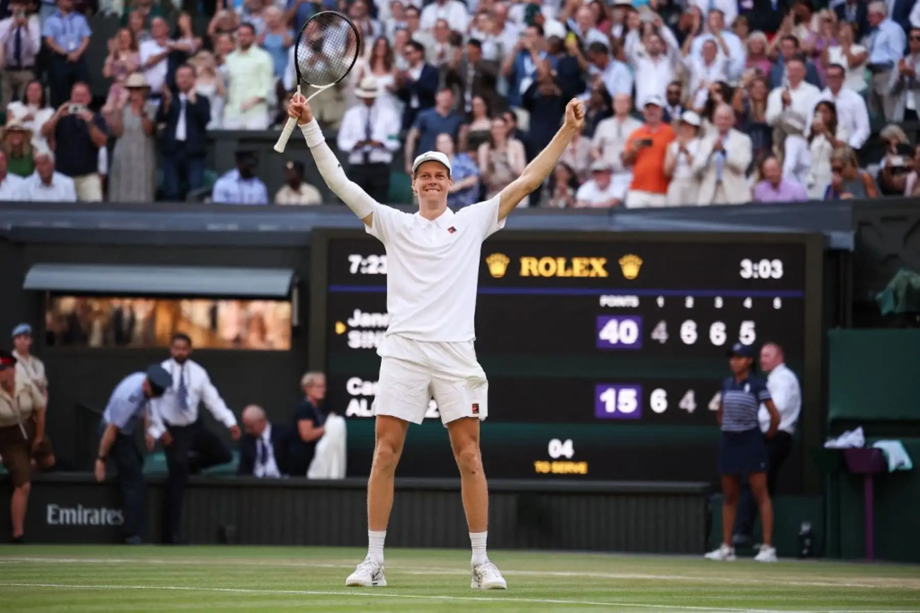 El italiano Jannik Sinner celebra tras su victoria contra el español Carlos Alcaraz al final de su partido individual masculino de tenis en el decimocuarto día del Campeonato de Wimbledon 2025 en el All England Lawn Tennis and Croquet Club en Wimbledon, al suroeste de Londres, el 13 de julio de 2025. Foto: AFP