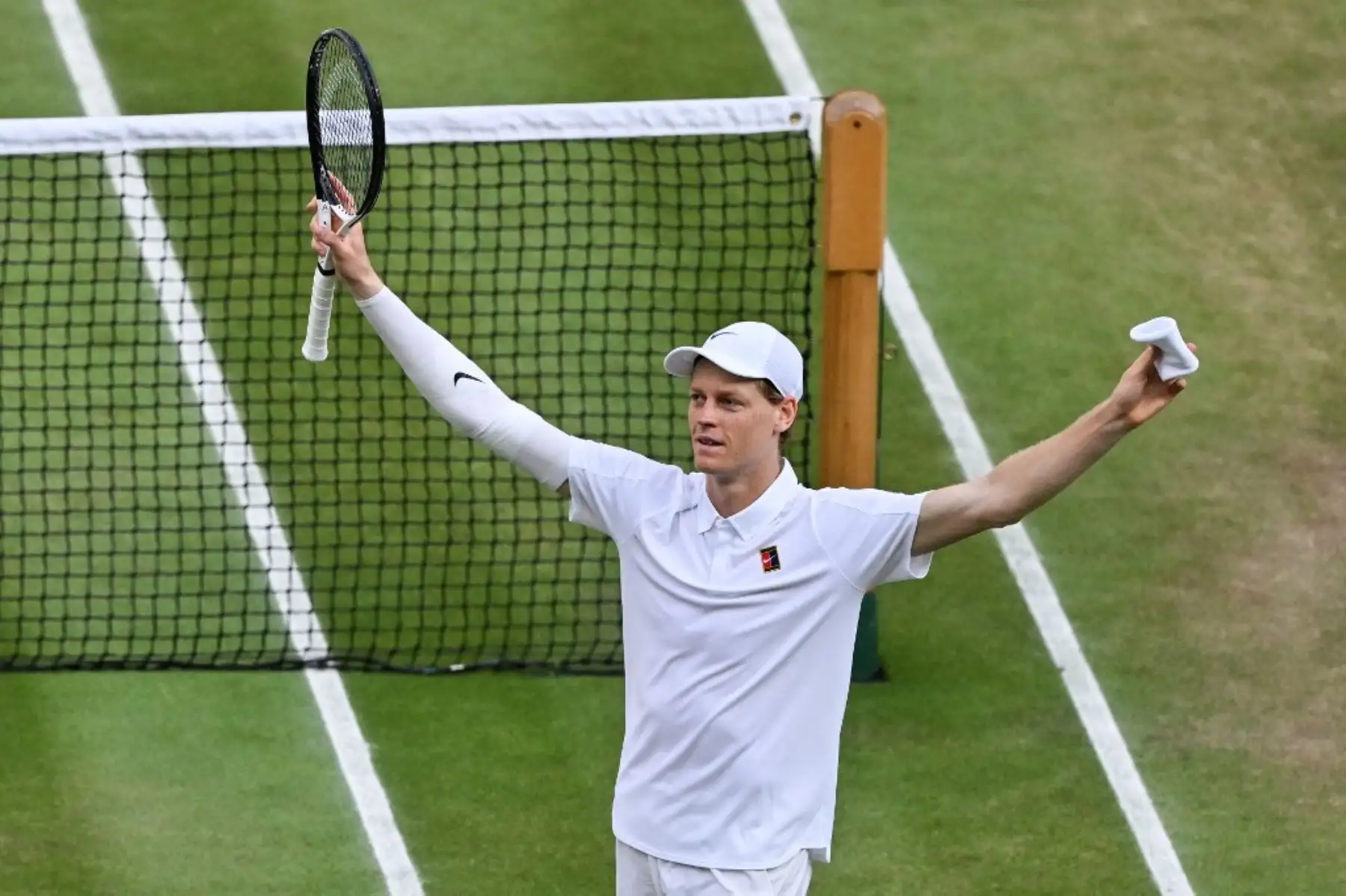 El italiano Jannik Sinner celebra tras su victoria contra el español Carlos Alcaraz al final de su partido individual masculino de tenis en el decimocuarto día del Campeonato de Wimbledon 2025 en el All England Lawn Tennis and Croquet Club en Wimbledon, al suroeste de Londres, el 13 de julio de 2025. Foto: AFP