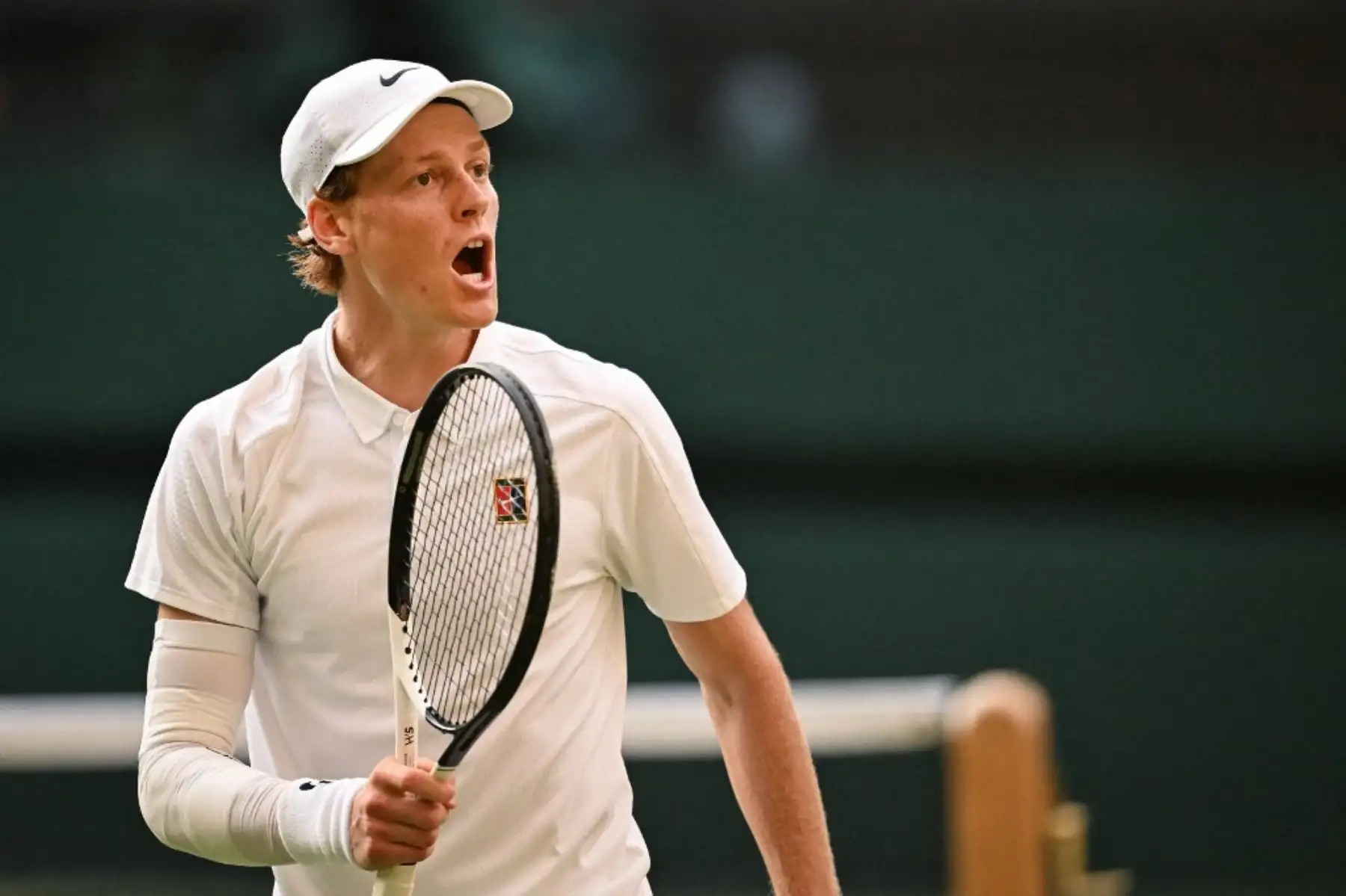 El italiano Jannik Sinner celebra tras su victoria contra el español Carlos Alcaraz al final de su partido individual masculino de tenis en el decimocuarto día del Campeonato de Wimbledon 2025 en el All England Lawn Tennis and Croquet Club en Wimbledon, al suroeste de Londres, el 13 de julio de 2025. Foto: AFP