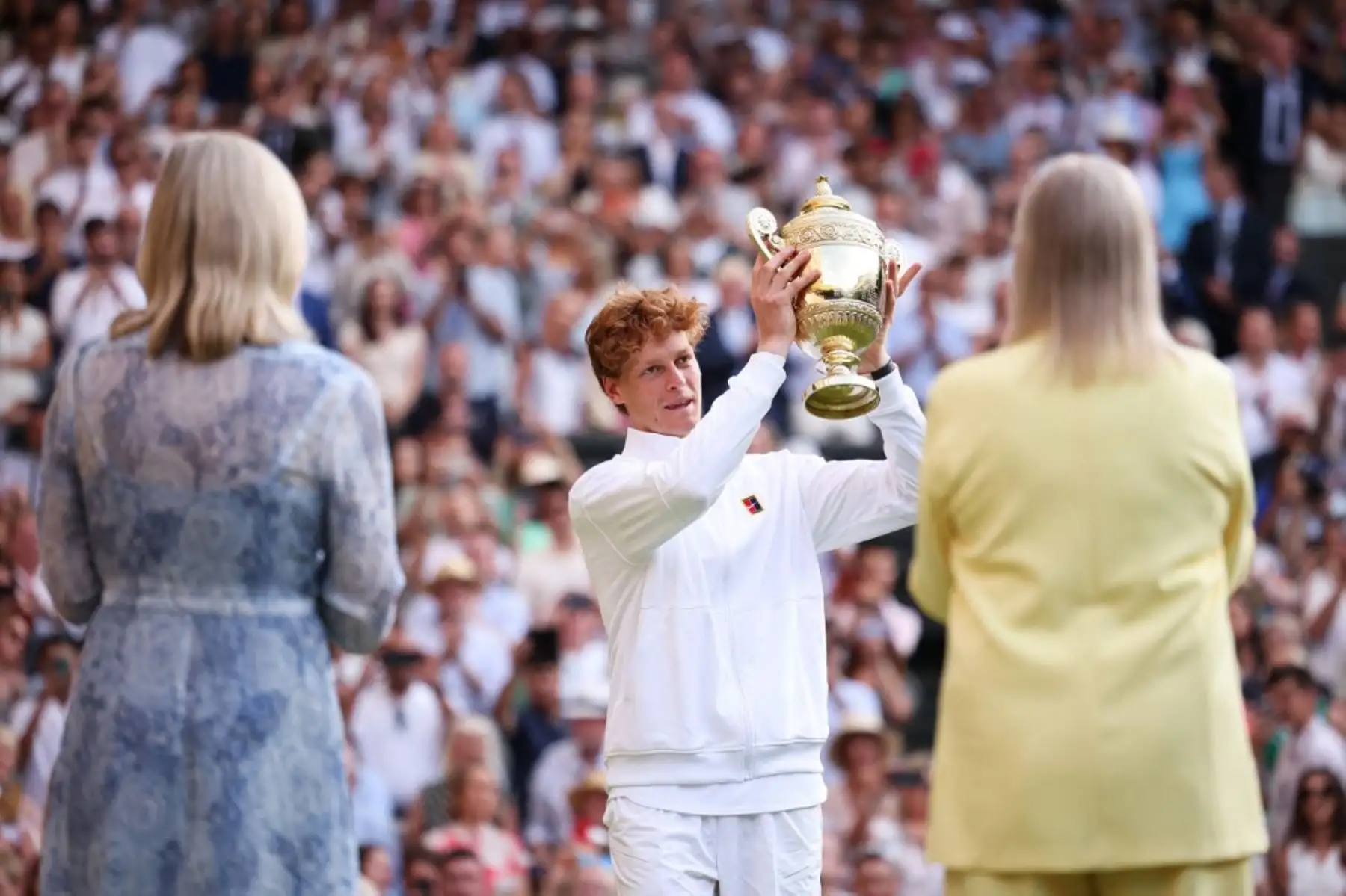 El italiano Jannik Sinner celebra con el trofeo de campeón tras su victoria contra el español Carlos Alcaraz al final de la final individual masculina de tenis, en la decimocuarta jornada del Campeonato de Wimbledon 2025. Foto: AFP