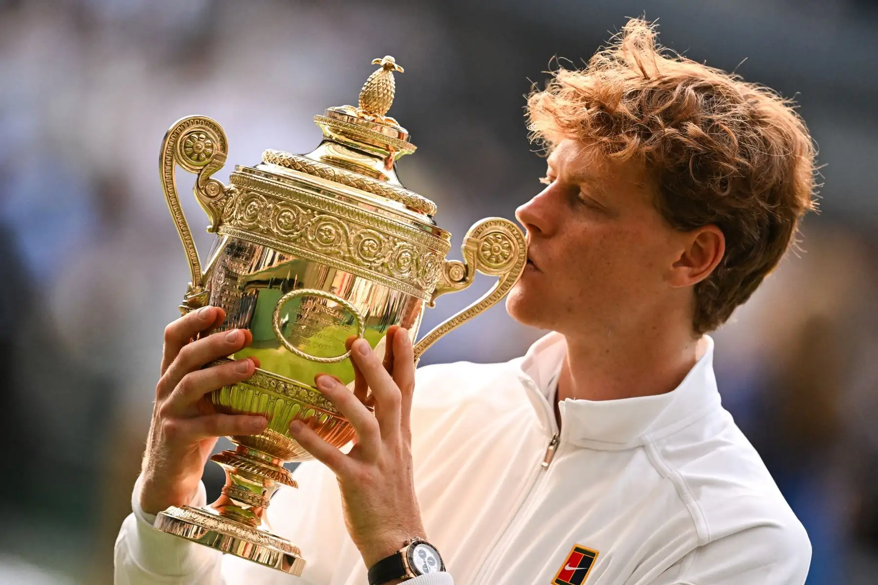El italiano Jannik Sinner besa su trofeo de ganador mientras posa para fotos después de su victoria contra el español Carlos Alcaraz al final de su partido final de tenis individual masculino en el decimocuarto día del Campeonato de Wimbledon 2025 en el All England Lawn Tennis and Croquet Club en Wimbledon, suroeste de Londres. Foto: ANDINA/AFP