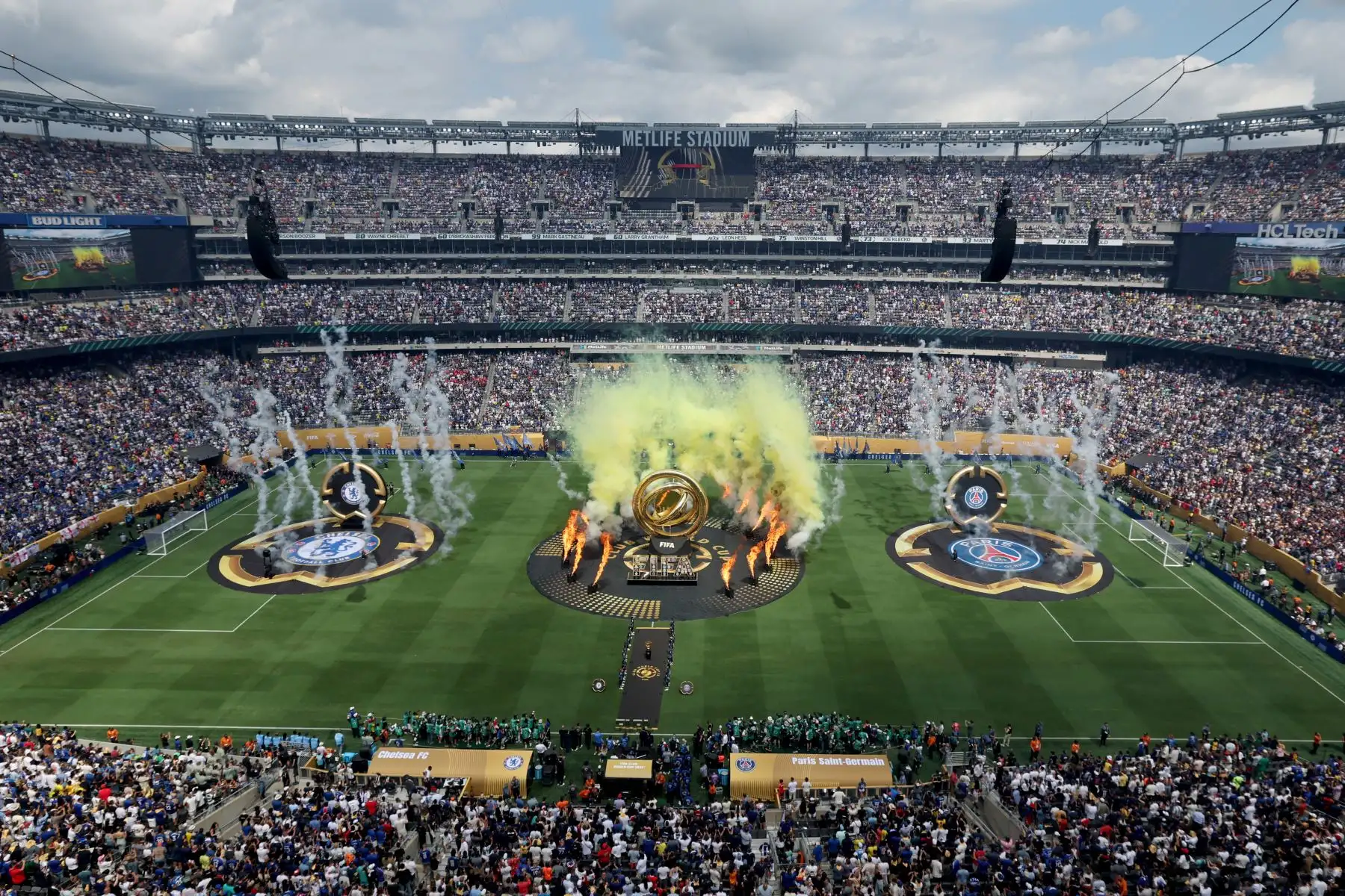 Espectadores asisten a la final de la Copa Mundial de Clubes de la FIFA 2025 entre el Chelsea de Inglaterra y el Paris Saint-Germain de Francia. Foto: ANDINA/AFP