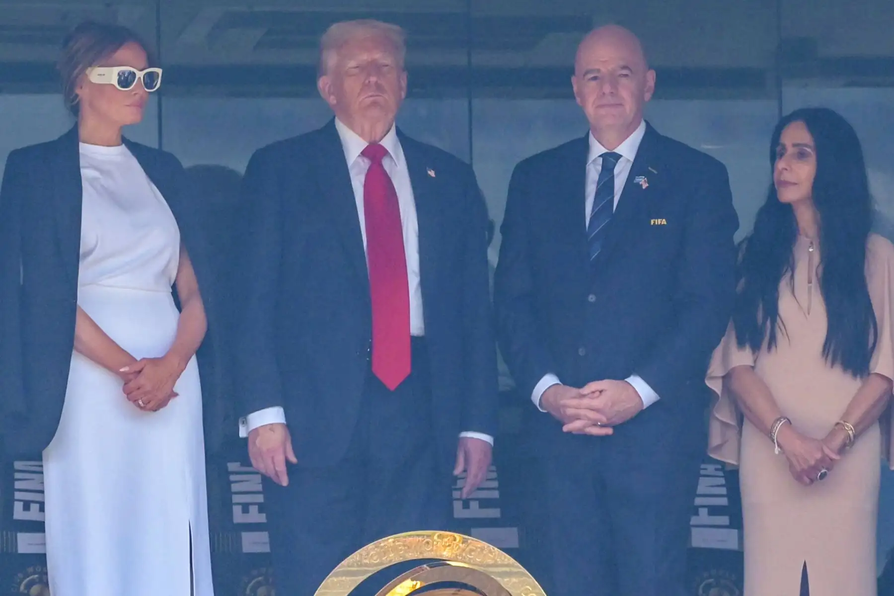 La primera dama de Estados Unidos, Melania Trump, el presidente de Estados Unidos, Donald Trump, el presidente de la FIFA, Gianni Infantino, y su esposa, Leena Al Ashqar, asisten a la final de la Copa Mundial de Clubes de la FIFA 2025 entre el Chelsea de Inglaterra y el Paris Saint-Germain de Francia. Foto: ANDINA/AFP
