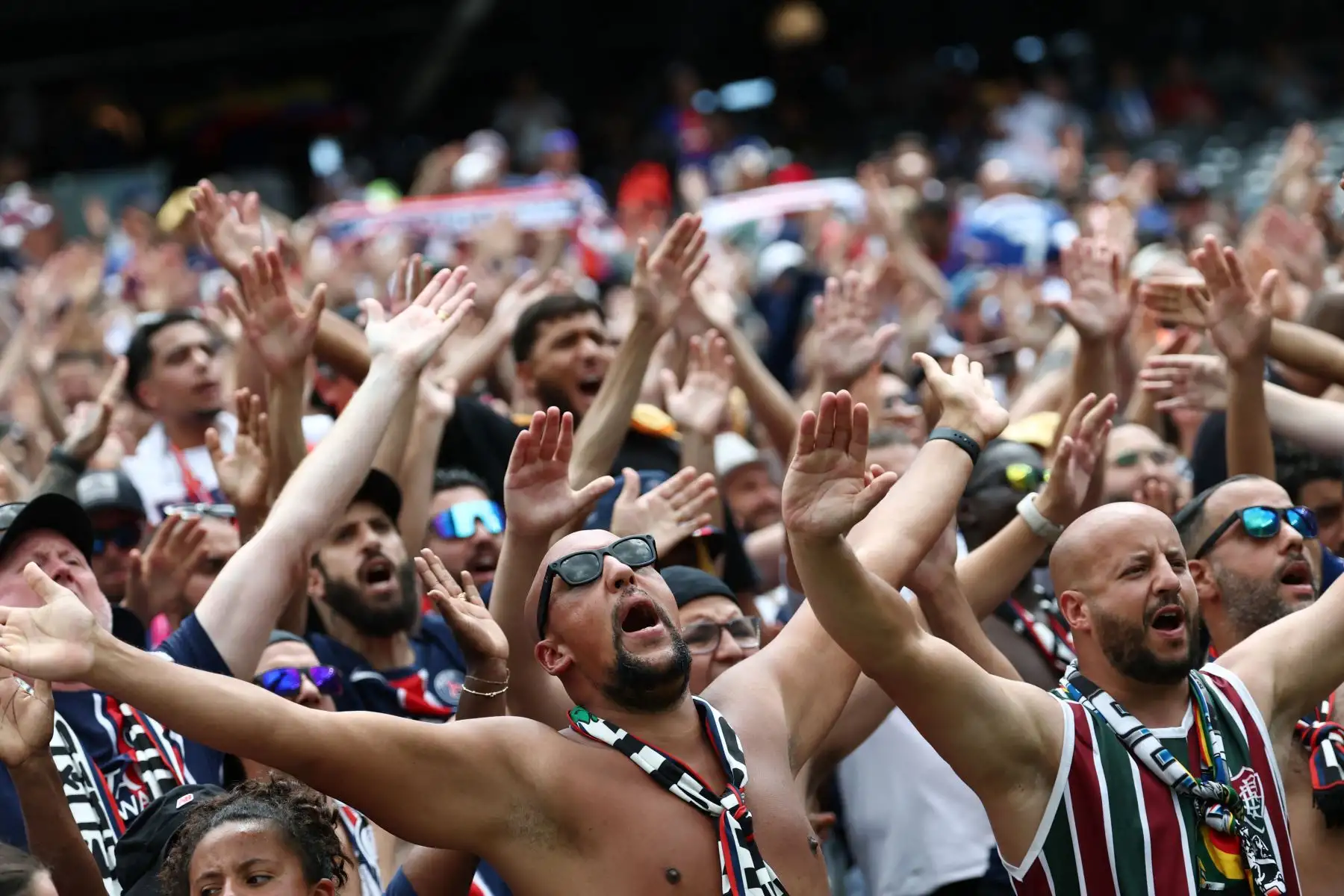 Los aficionados animan a su equipo antes del partido final de la Copa Mundial de Clubes de la FIFA 2025 entre el Chelsea de Inglaterra y el Paris Saint-Germain de Francia. Foto: ANDINA/AFP