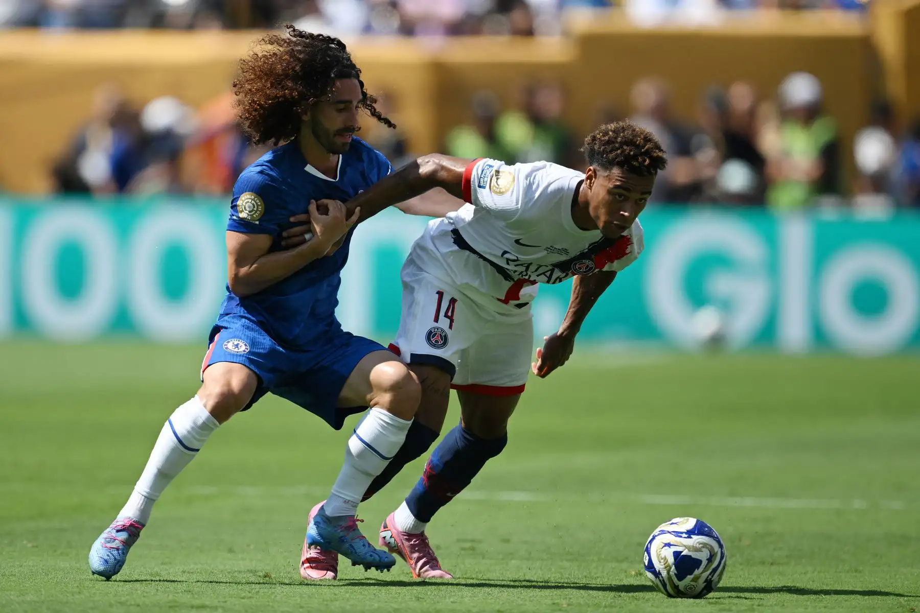El defensa español del Chelsea, Marc Cucurella, y el centrocampista francés  del Paris Saint-Germain, Desire Doue, luchan por el balón durante la final de la Copa Mundial de Clubes de la FIFA 2025 entre el Chelsea de Inglaterra y el Paris Saint-Germain de Francia. 
Foto: ANDINA/AFP
