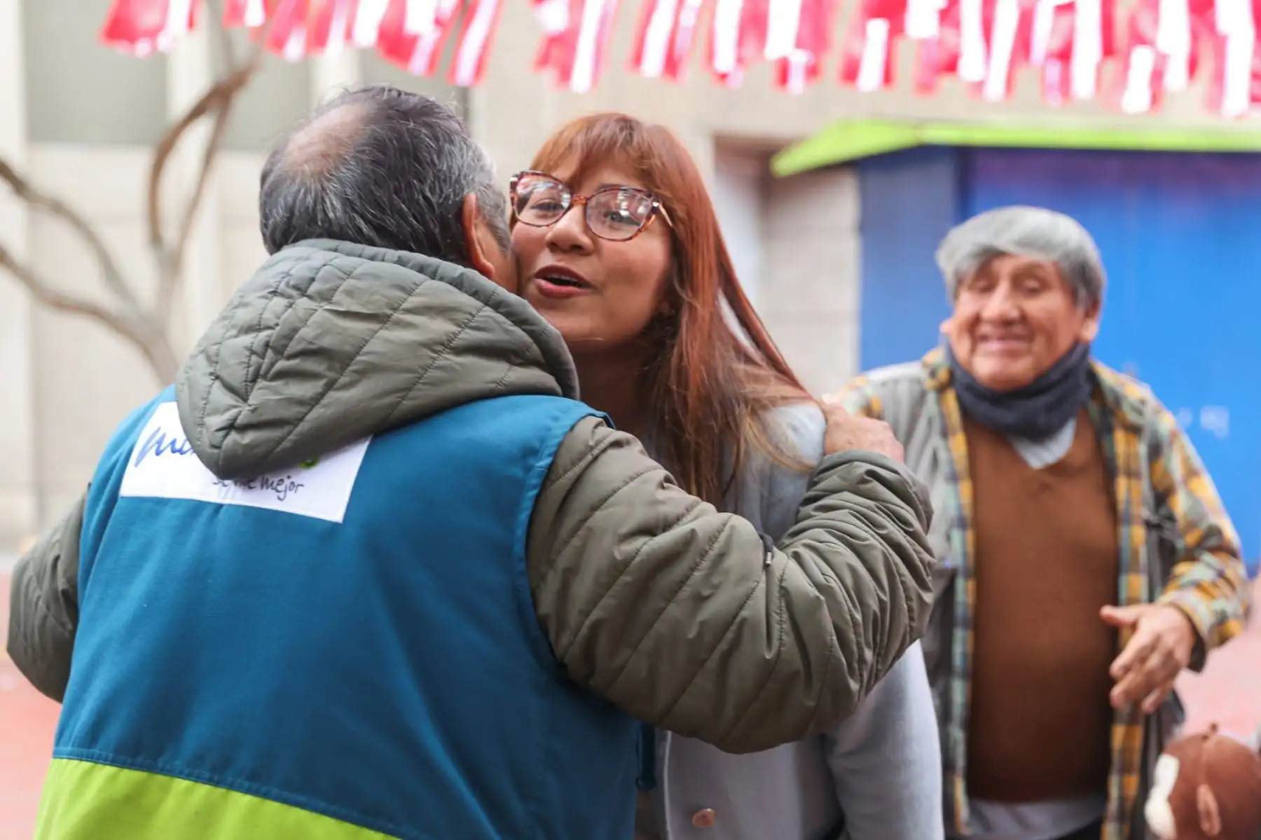 Vanessa Quiroga, protagonizó un emotivo reencuentro con los comerciantes de la calle Tarata en Miraflores, quienes la conocen desde niña y recuerdan el día del atentado terrorista.  Foto: ANDINA/Carlos Américo Lezama Villantoy