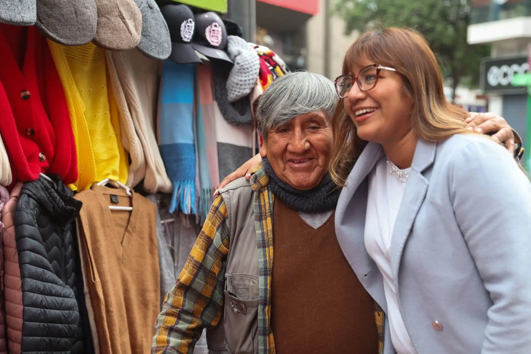 Vanessa Quiroga, protagonizó un emotivo reencuentro con los comerciantes de la calle Tarata en Miraflores, quienes la conocen desde niña y recuerdan el día del atentado terrorista.  Foto: ANDINA/Carlos Américo Lezama Villantoy